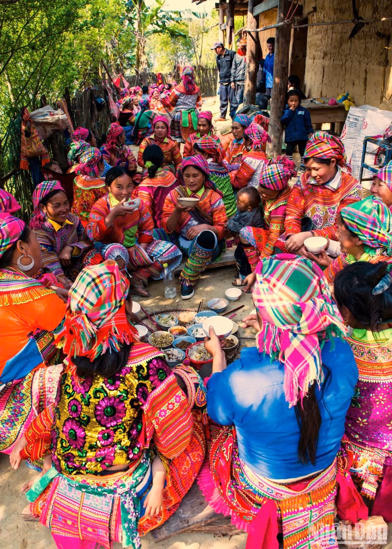 La fiesta de gratitud a quienes ayudan en la tarea es un ejemplo del apego entre los vecinos de la comunidad étnica H’Mong.