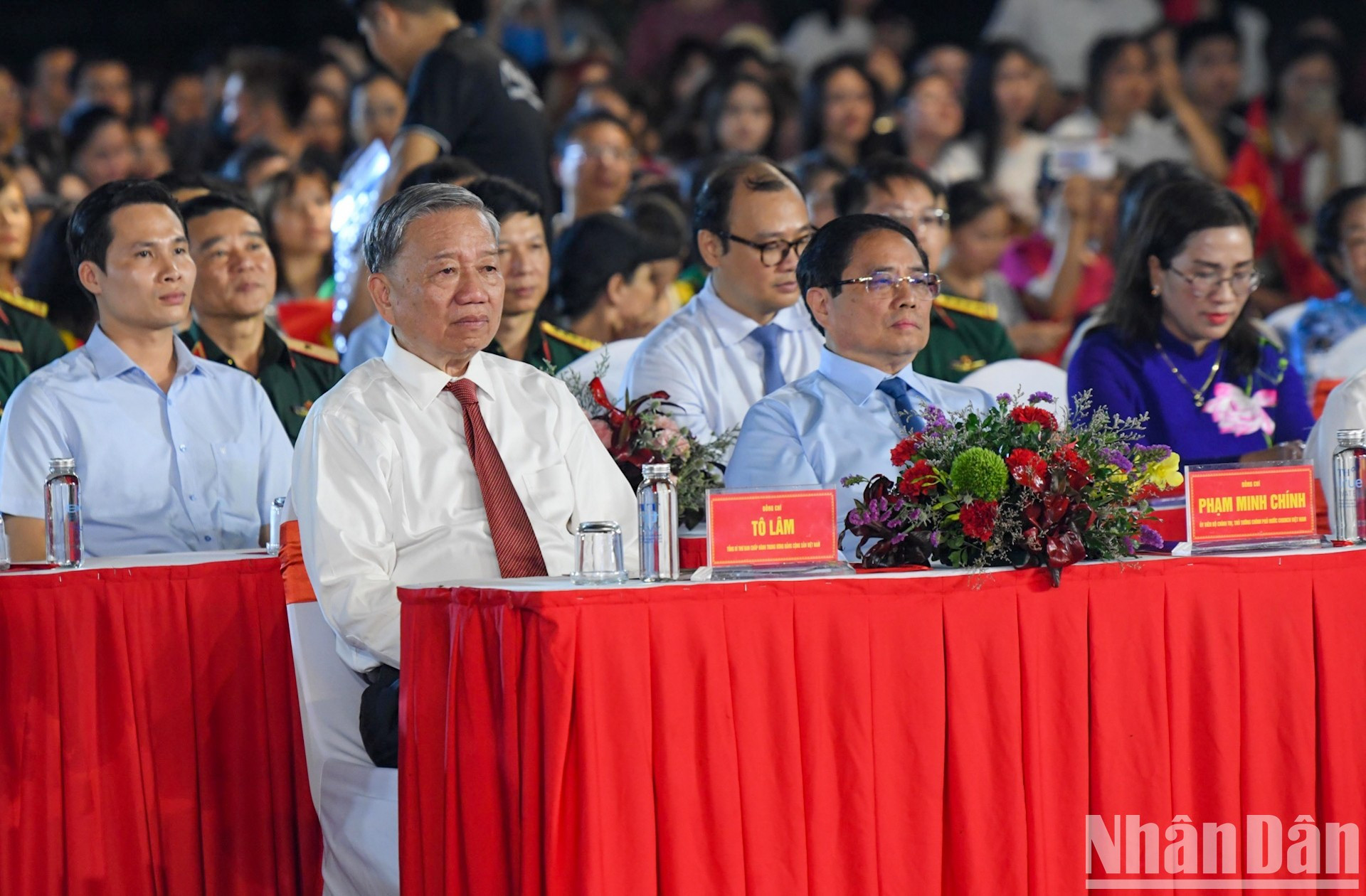 El secretario general del PCV, To Lam, y dirigentes del Partido y del Estado asisten a la velada.