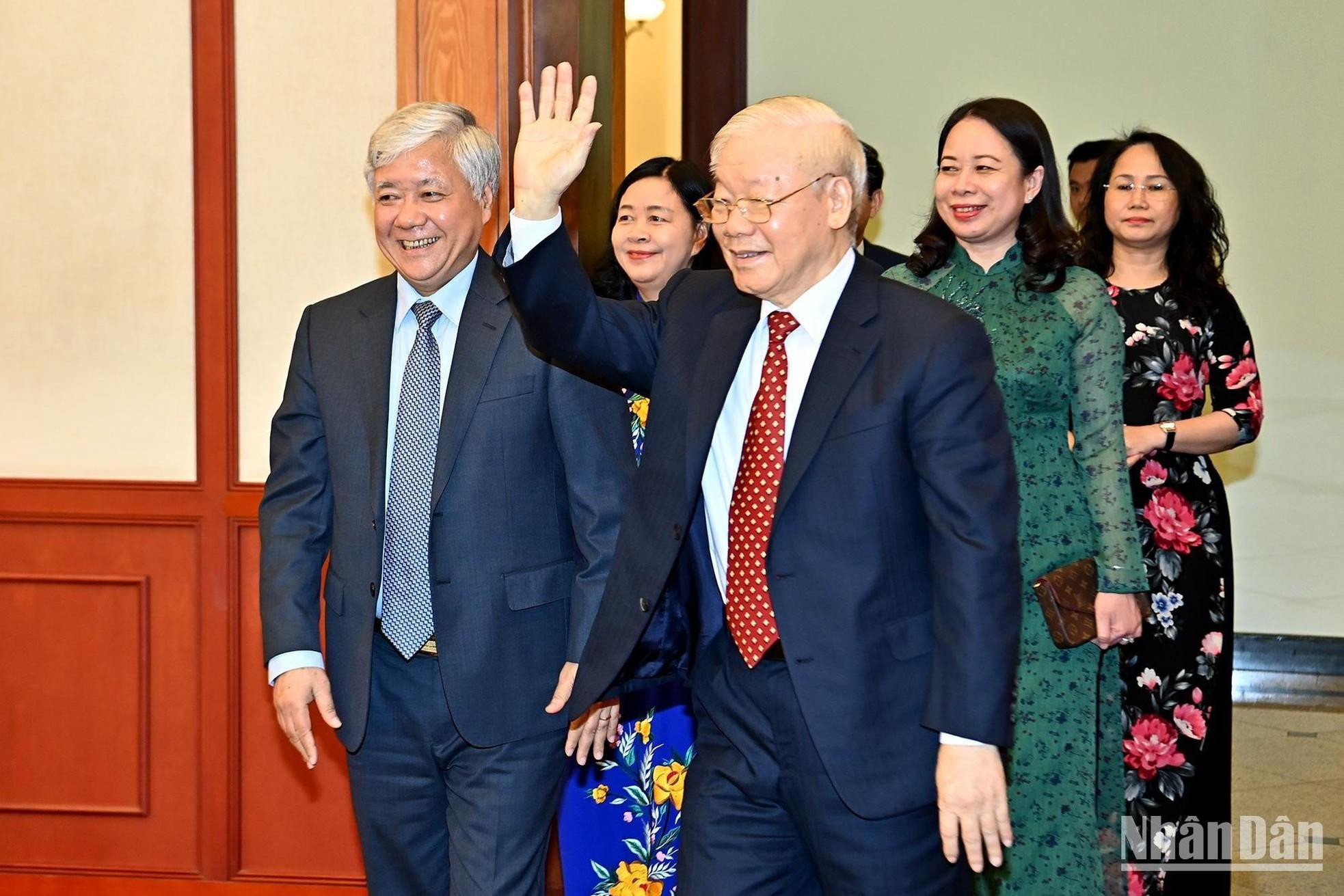 El secretario general Nguyen Phu Trong saluda a los delegados. El secretario general Nguyen Phu Trong saluda a los delegados.