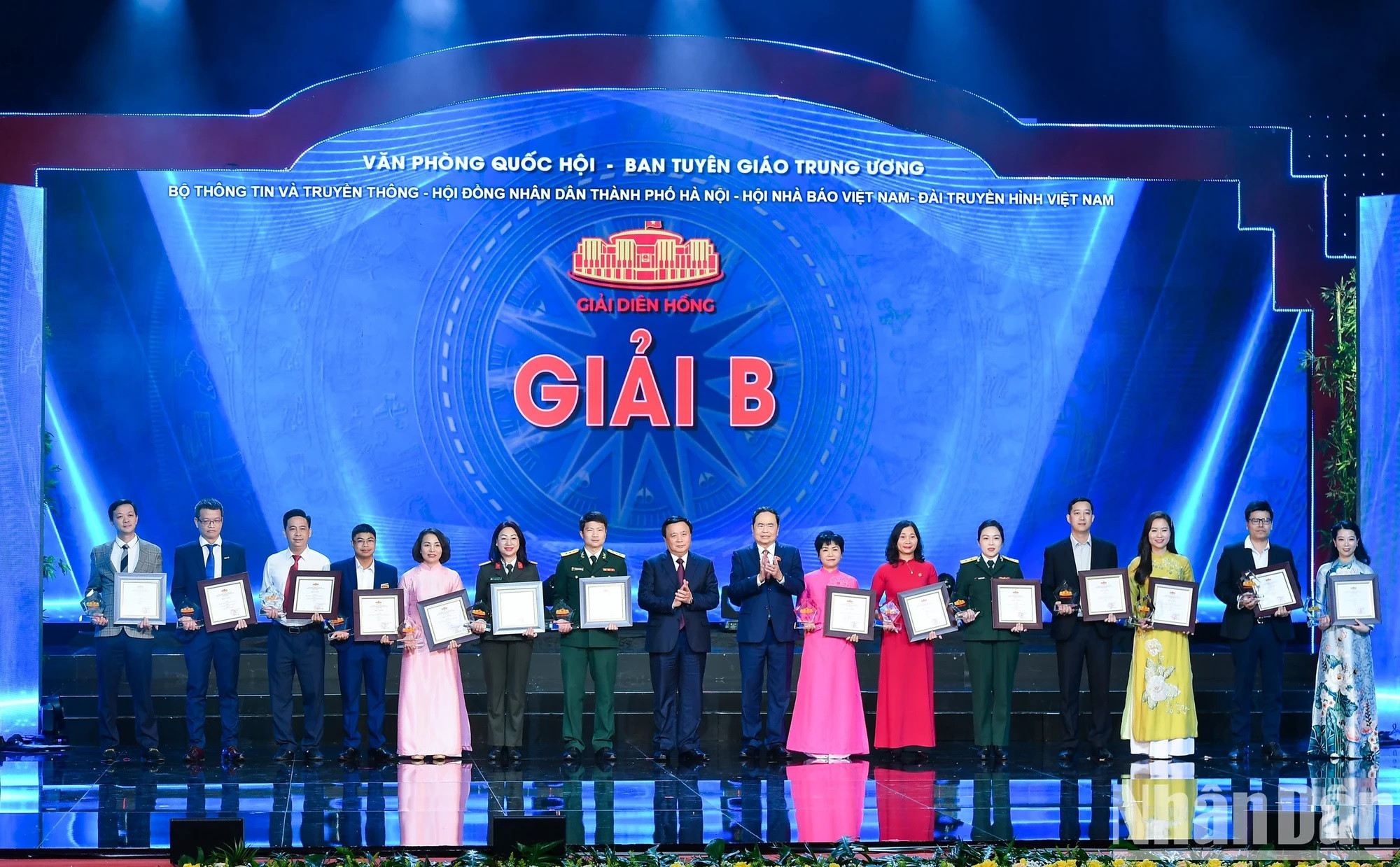 El compañero Tran Thanh Man y el miembro del Buró Político, presidente del Consejo Teórico Central y director de la Academia Nacional de Política Ho Chi Minh, Nguyen Xuan Thang, entregan el premio B a los merecedores. El compañero Tran Thanh Man y el miembro del Buró Político, presidente del Consejo Teórico Central y director de la Academia Nacional de Política Ho Chi Minh, Nguyen Xuan Thang, entregan el premio B a los merecedores.