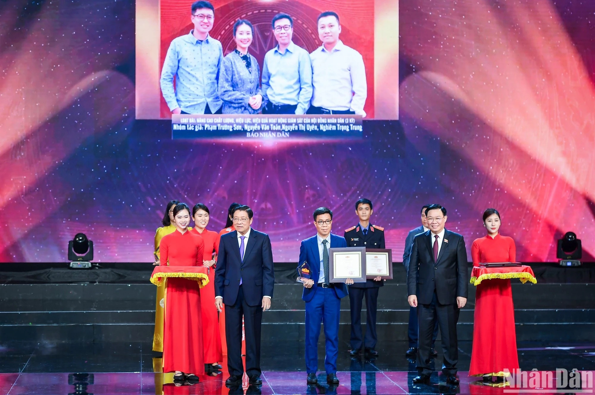 El jefe del Legislativo, Vuong Dinh Hue, y Phan Dinh Trac, integrante del Buró Político del Comité Central (CC) del Partido, miembro del Secretariado del CC y jefe de su Comisión de Asuntos Internos, otorgan el premio A al representante del grupo de autores del periódico Nhan Dan. El jefe del Legislativo, Vuong Dinh Hue, y Phan Dinh Trac, integrante del Buró Político del Comité Central (CC) del Partido, miembro del Secretariado del CC y jefe de su Comisión de Asuntos Internos, otorgan el premio A al representante del grupo de autores del periódico Nhan Dan.
