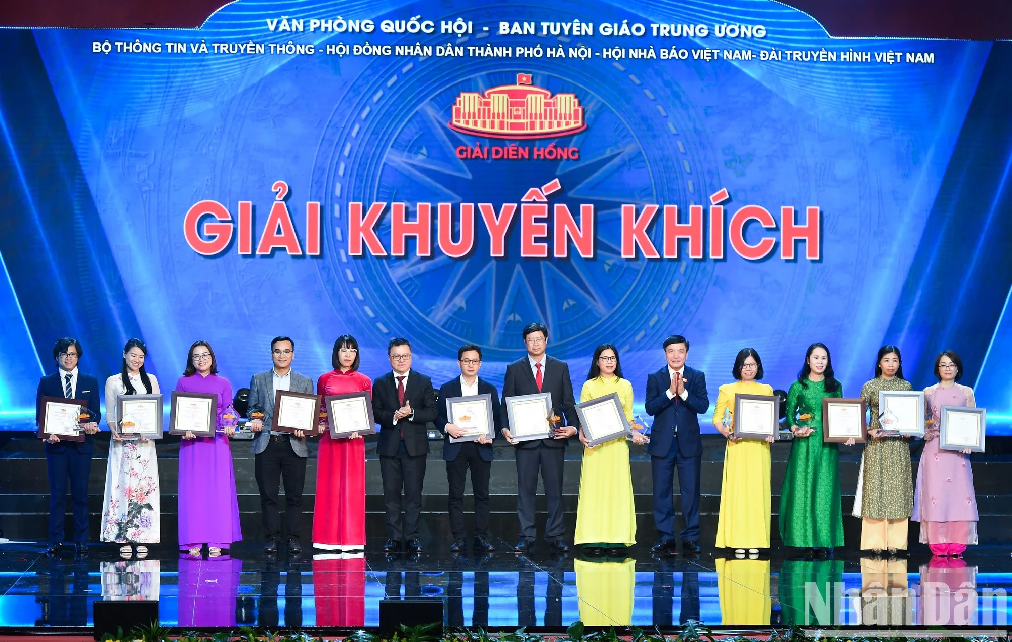 El premio de consolación es otorgado por Le Quoc Minh, miembro del CC y subjefe de su Comisión de Comunicación y Educación, presidente-editor del periódico Nhan Dan y titular de la Asociación de Periodistas del país, y Bui Van Cuong, miembro del CC, secretario general de la Asamblea Nacional y jefe de la Oficina Parlamentaria. El premio de consolación es otorgado por Le Quoc Minh, miembro del CC y subjefe de su Comisión de Comunicación y Educación, presidente-editor del periódico Nhan Dan y titular de la Asociación de Periodistas del país, y Bui Van Cuong, miembro del CC, secretario general de la Asamblea Nacional y jefe de la Oficina Parlamentaria.
