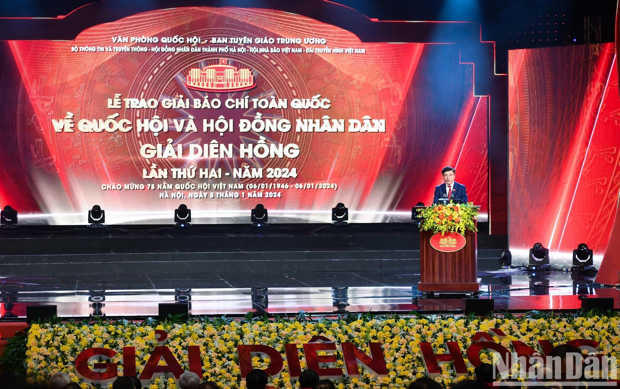 El compañero Bui Van Cuong, también subjefe del Comité Directivo para los Premios de Prensa Dien Hong, lanza la convocatoria de la tercera temporada del galardón. El compañero Bui Van Cuong, también subjefe del Comité Directivo para los Premios de Prensa Dien Hong, lanza la convocatoria de la tercera temporada del galardón.