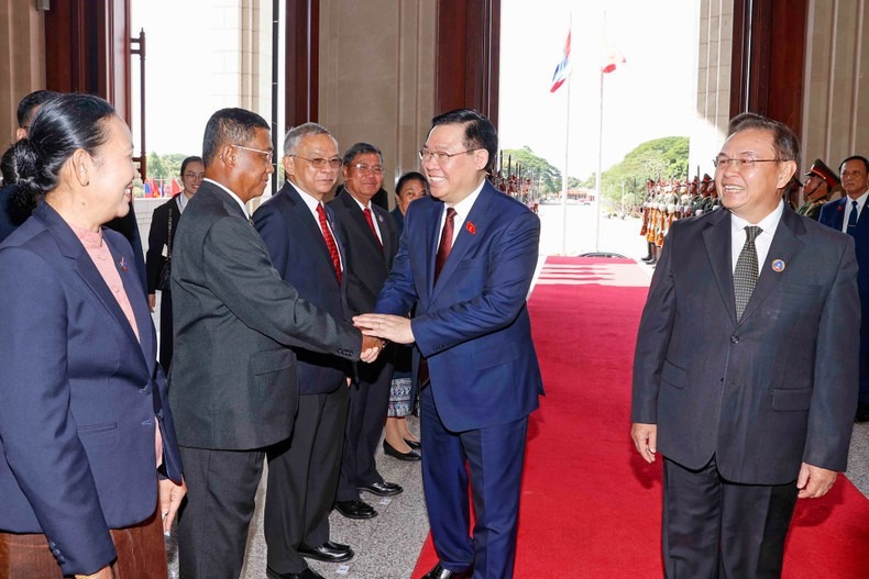 El presidente de la AN de Laos presenta al visitante a los delegados de ese país. El presidente de la AN de Laos presenta al visitante a los delegados de ese país.