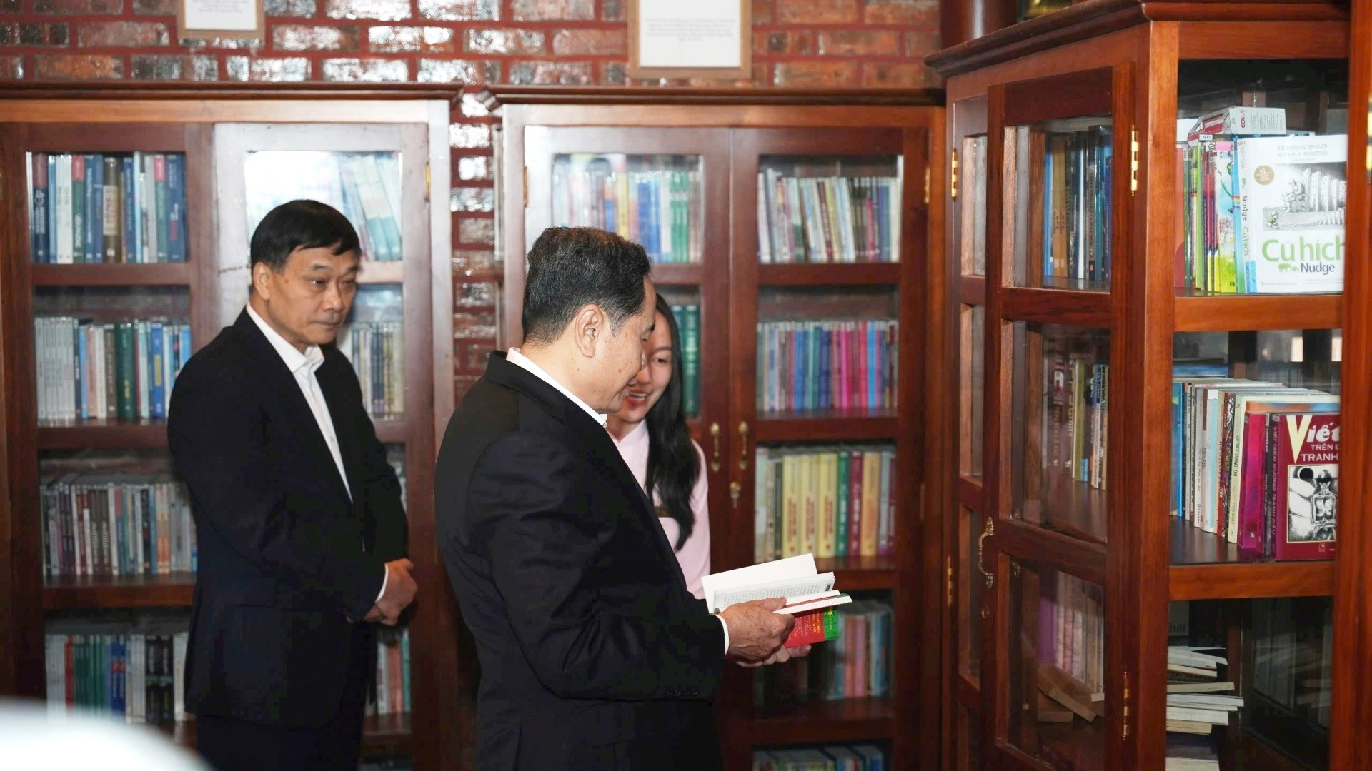 El presidente de la Asamblea Nacional, Tran Thanh Man, visita la Biblioteca sobre el General Le Duc Anh.
