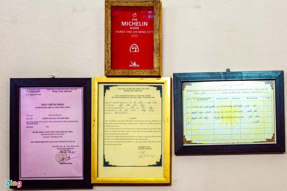 La distinción de Michelin anunciada el 6 de este mes ha sido enmarcada y colgada en la pared del establecimiento, con casi 30 años de operación.