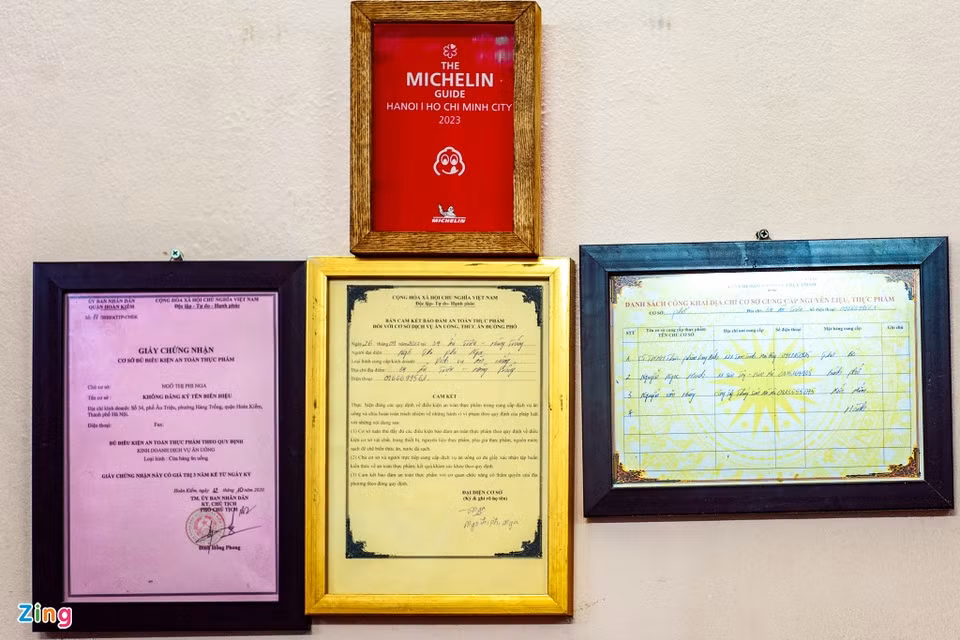 La distinción de Michelin anunciada el 6 de este mes ha sido enmarcada y colgada en la pared del establecimiento, con casi 30 años de operación.