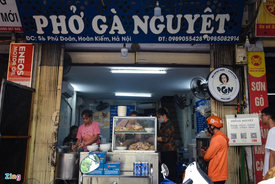 “Phở Nguyệt”, en la calle de Phu Doan, es un destino favorito de quienes prefieren su sopa de fideos con pollo. Cada ración allí cuesta de 2,13 a 2,56 dólares, dependiendo de la parte de carne pedida o guarniciones extra como pastel de sangre cocido o menudillos. Además del “pho” tradicional, el lugar es famoso por la versión sin caldo.