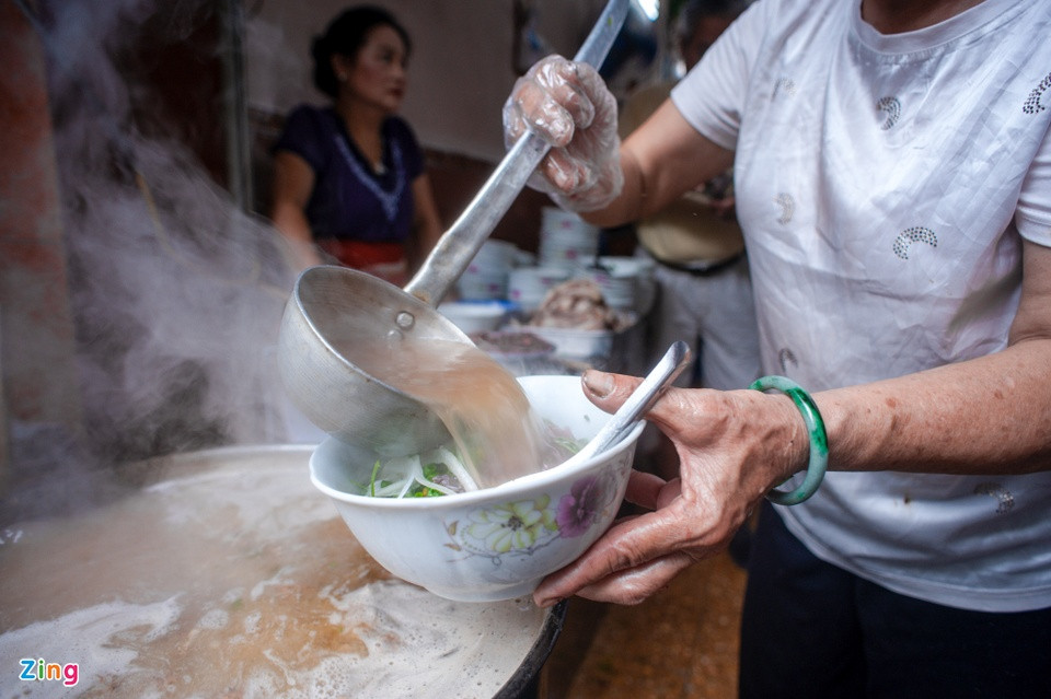 Esta 34 casa de Au Trieu es conocida por el "pho" con carne de vaca rebozada que se cocina mientras se vierte caldo graso hirviendo en el cuenco.