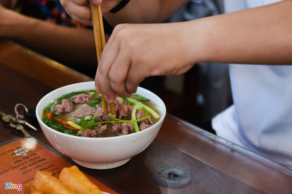 Allí se ofrecen 10 tipos de carne bovina. El “pho” con culata de contra es el más costoso, de 5,11 a 6,34 dólares.