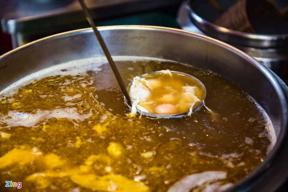 Además de “quẩy” (churro), el huevo cocido es un acompañamiento preferido de los comensales. El lugar abre desde las 6:30 a las 14:00.