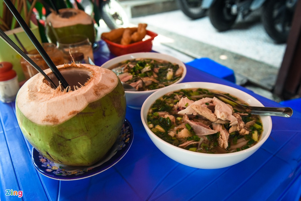 El portal de Michelin destacó el exquisito sabor del pollo y las maneras de sazonar allí. Los precios, por lo tanto, repuntan en comparación con otros lugares de “Pho” en Hanói, entre 3,19 y 6,81 dólares.