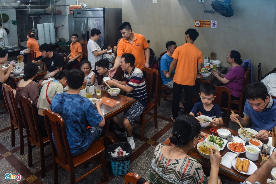Enclavado en la intersección de las calles Ly Quoc Su y Chan Cam, el pequeño restaurante "Phở 10 Lý Quốc Sư" (ocho mesas, 40 plazas) abre de 6:00 a 22:00 horas. Los fines de semana suele estar abarrotado. La cola de comensales es aún mayor desde que el local entró en la lista Michelin.