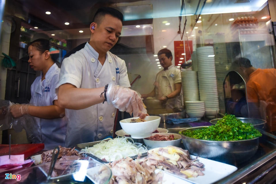 La cocina está separada de la zona de servicio. Tres trabajadores preparan los ingredientes y los arman en raciones, seis se turnan para servir y limpiar, mientras otros dos gestionan el flujo de clientes que entran y cobran.