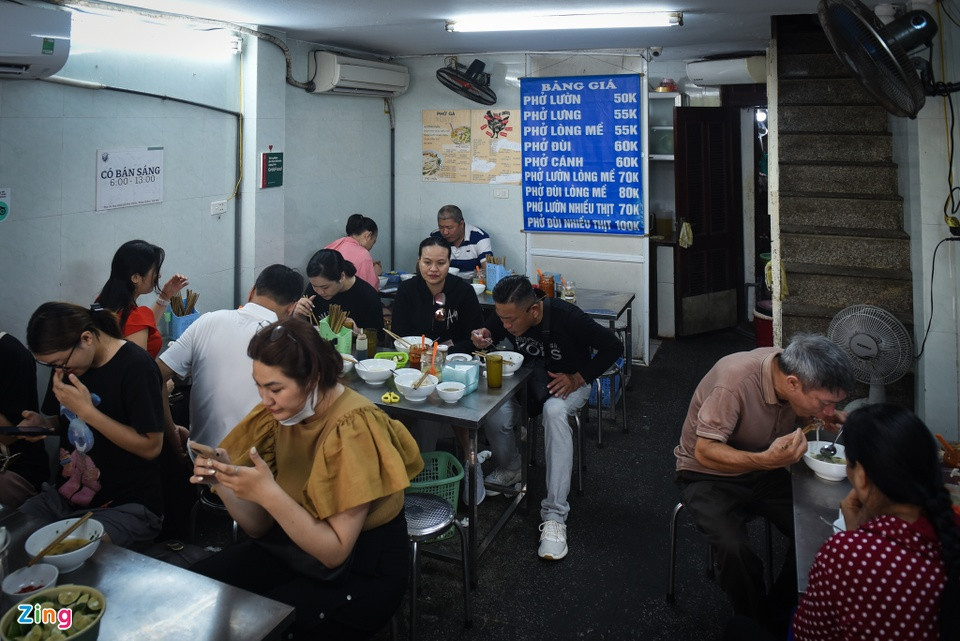 Gracias a dicho reconocimiento, las llegadas a “Pho Nguyet” han crecido notablemente. La prestigiosa guía calificó a este puesto callejero como un famoso lugar de comida nocturna en Hanói.
