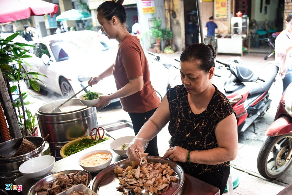"Phở Châm", en la calle Yen Ninh, distrito de Ba Dinh, es la única recomendación Michelin de la emblemática sopa vietnamita fuera del casco antiguo.
