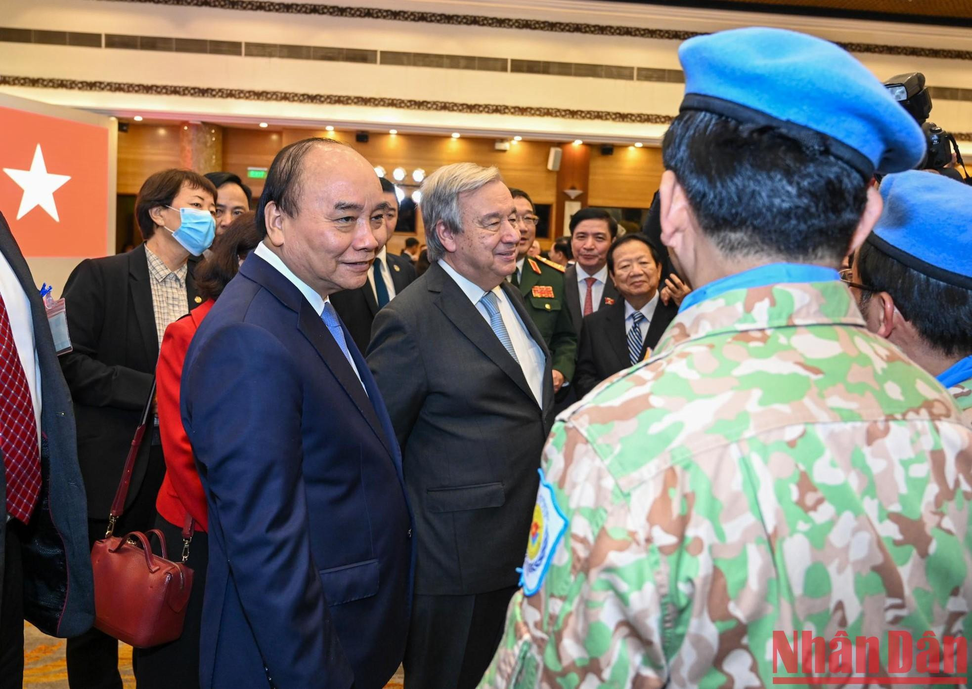 Los dos dirigentes conversan con miembros de el personal vietnamita de mantenimiento de la paz. Los dos dirigentes conversan con miembros de el personal vietnamita de mantenimiento de la paz.