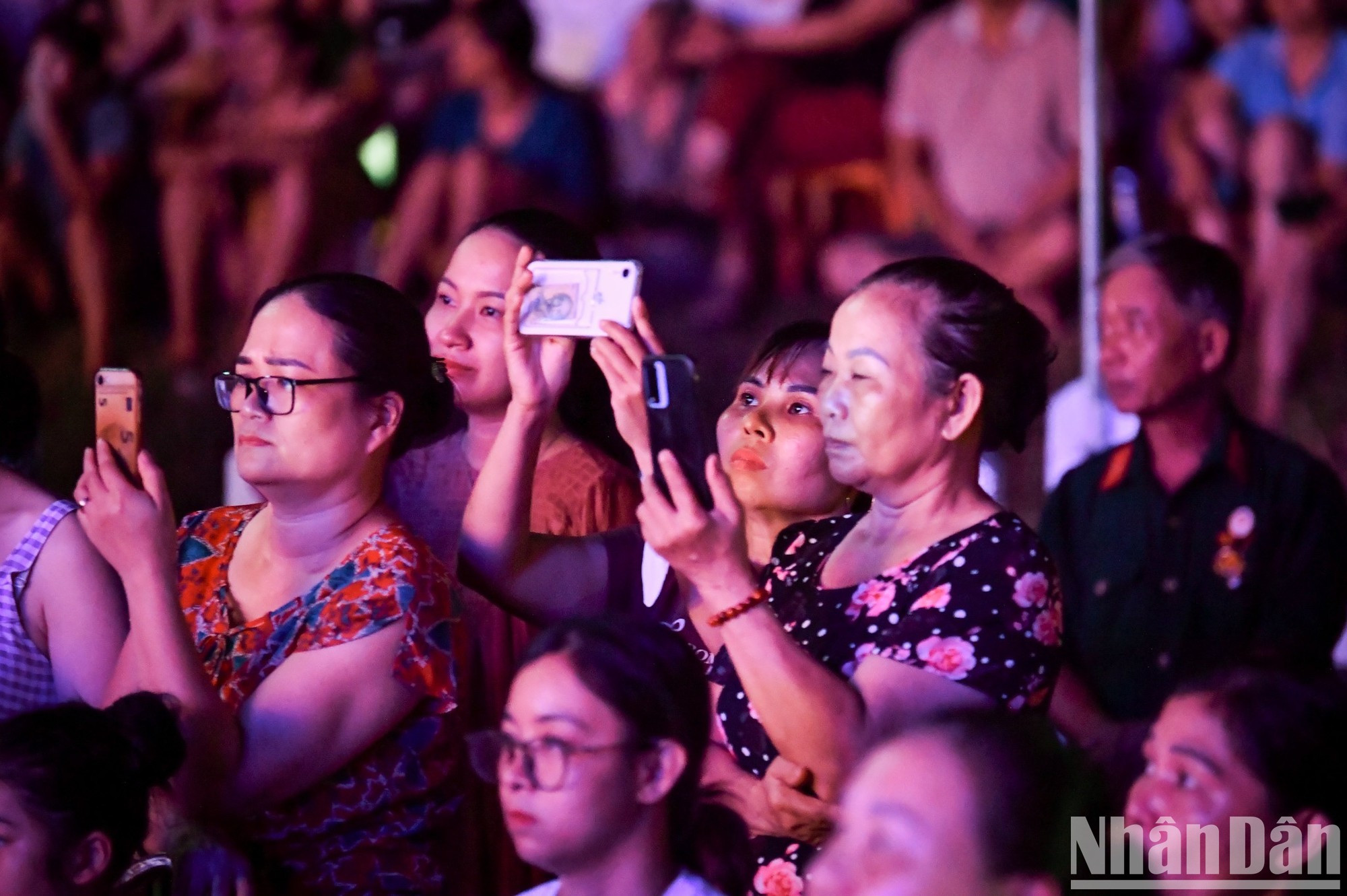 Las actuaciones acaparan atención del público local.