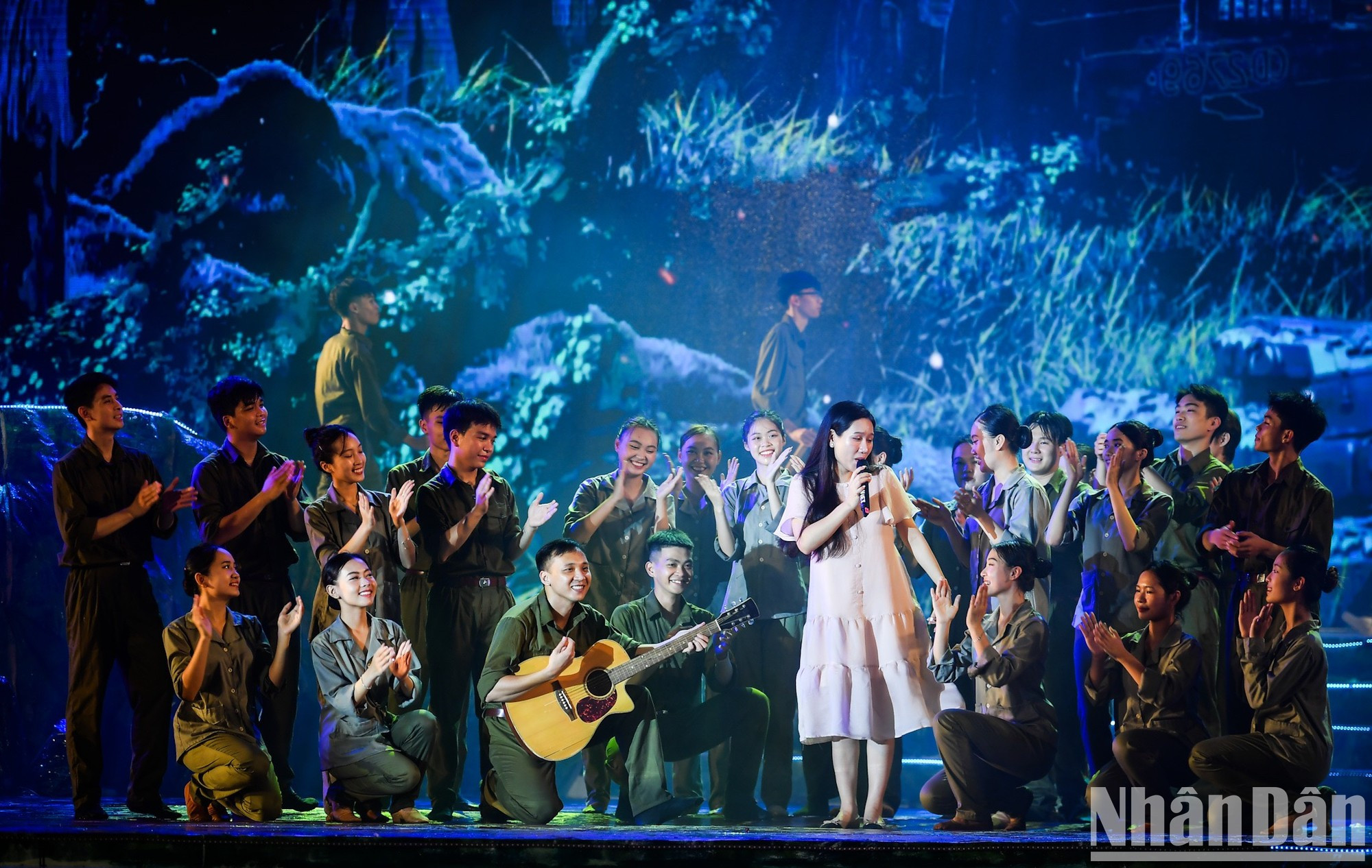 El evento se efectuará a las 20:00 del 16 de agosto en la Zona de Reliquias Especiales Nacionales Ambas Orillas de Hien Luong-Ben Hai, en el distrito de Vinh Linh, Quang Tri, con la asistencia de mil espectadores e invitados. Será transmitido en vivo en los canales VTV8, de la Televisión Nacional, y ANTV, de la Televisión de la Seguridad Popular.