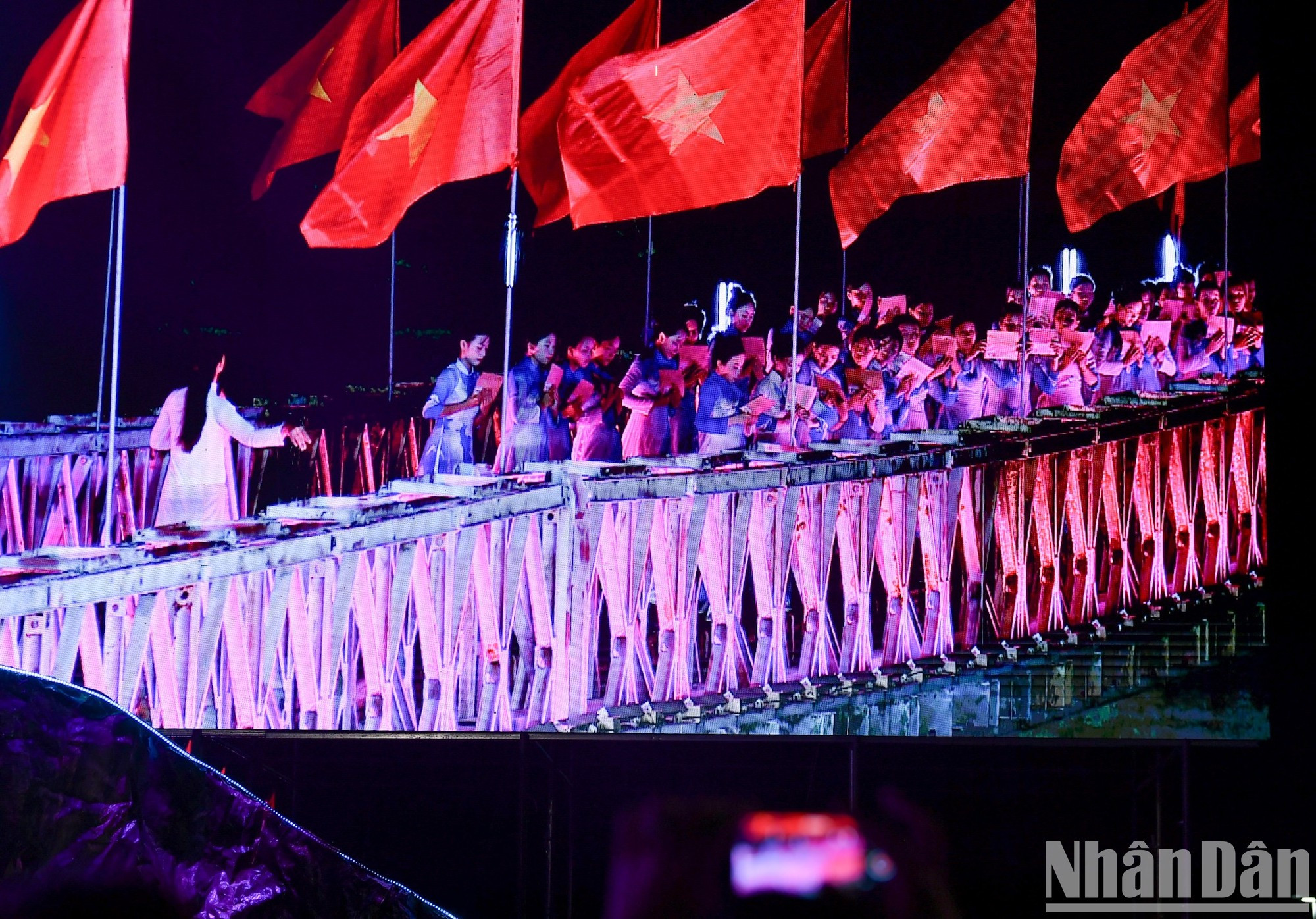 En vez de un solo escenario, las actuaciones se ofrecen en un multiespacio, incluidos la Torre de Bandera en la orilla norteña y otras seis zonas de significación histórica como el puente de Hien Luong y el monumento en homenaje a los miembros de la policía popular armada (actual Guardia Fronteriza).