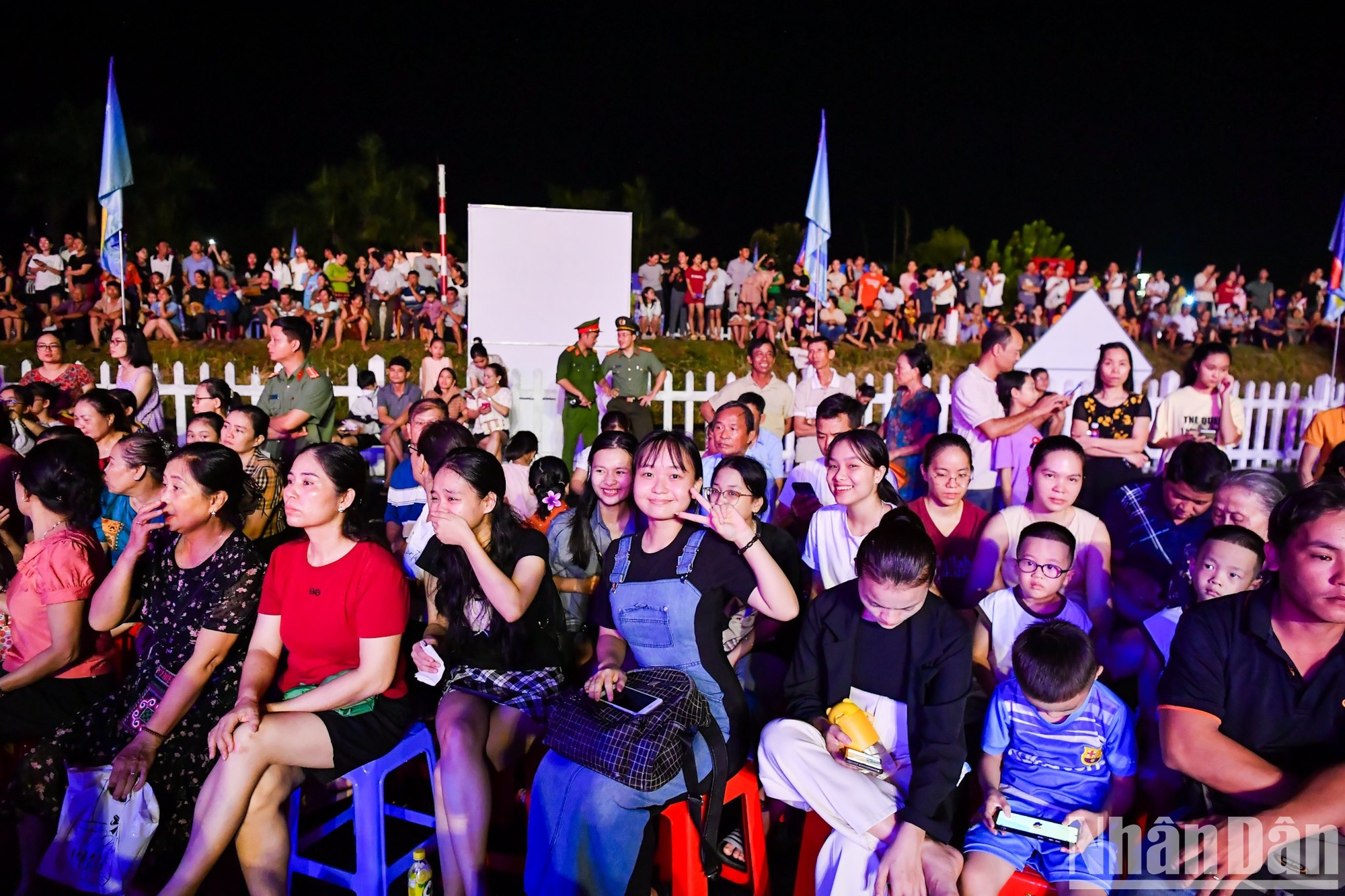 Asisten al ensayo centenares de espectadores.