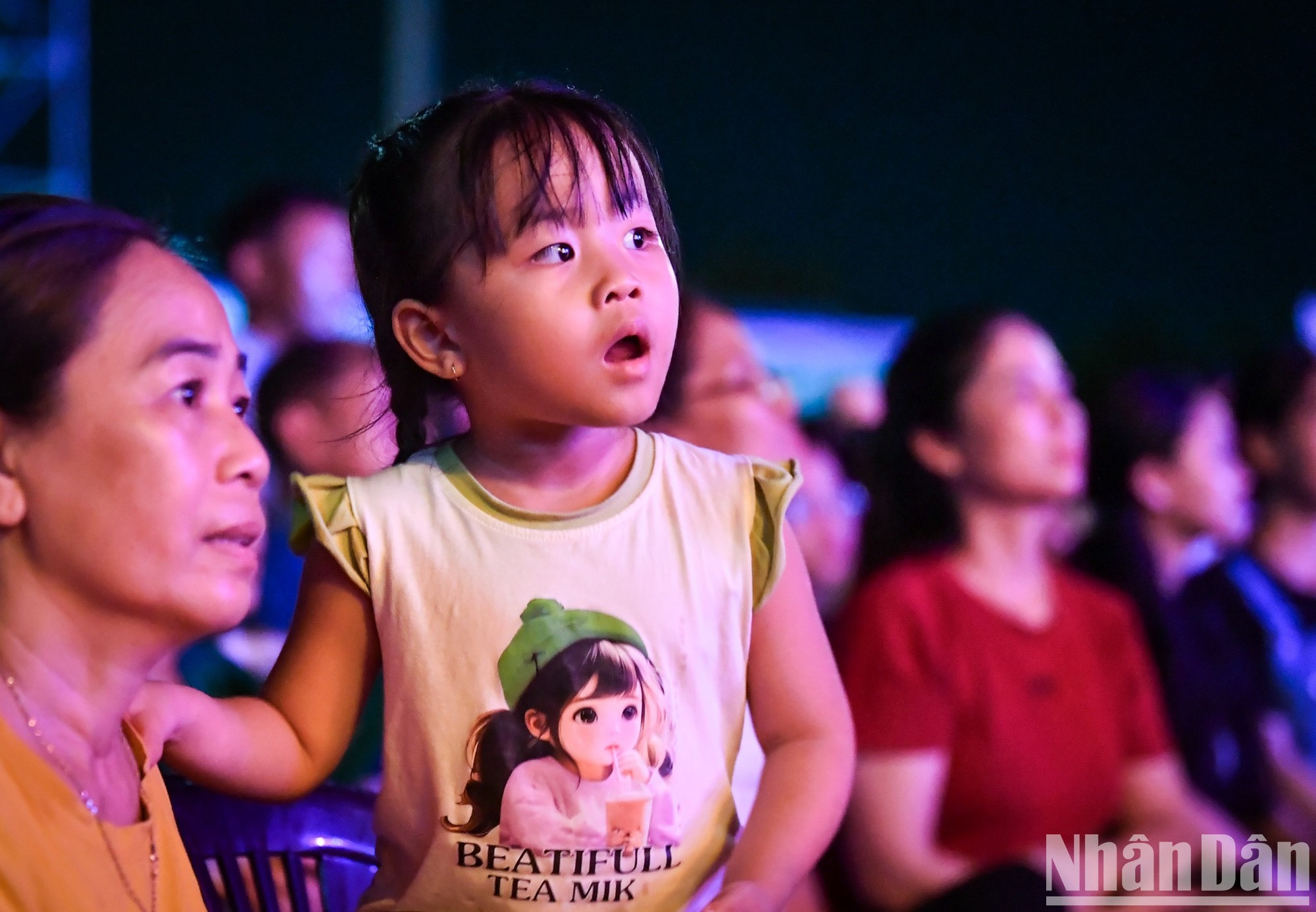 Una niña curiosa con el evento.