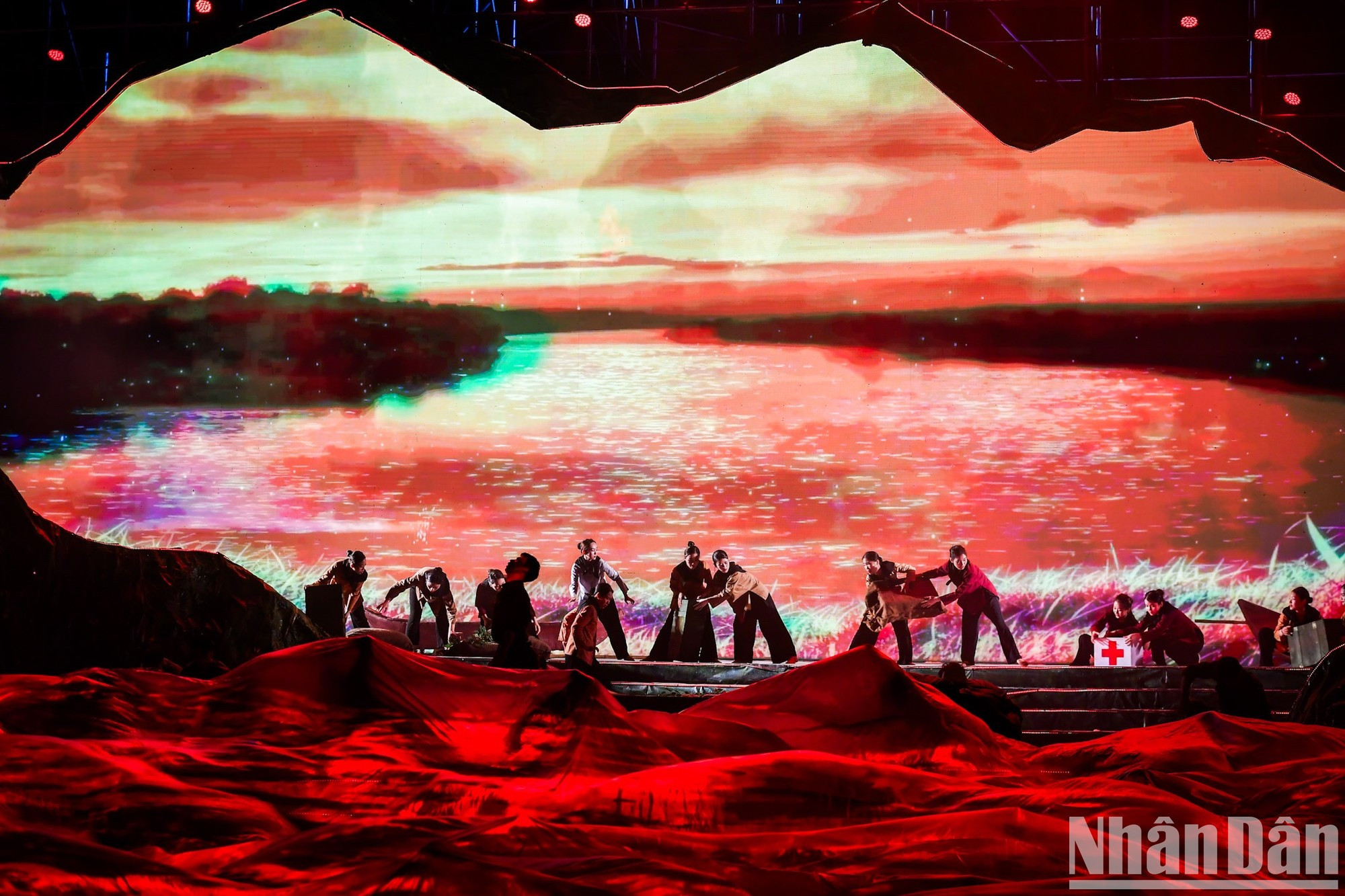 La velada celebra el 70 aniversario del Día de Vinh Linh (25 de agosto de 1954), que sirvió de puerta del norte y retaguardia inmediata del frente del sur durante el periodo de división del país. El espectáculo consta de los episodios "Días de julio", "Como si no hubiera separación", "Sangre y flores", "Donde se flexiona la fuerza de Vietnam" y "La tierra del acero en flor".