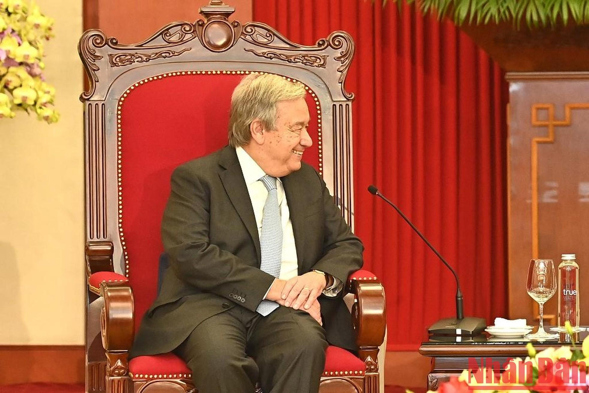 El visitante da sus palabras.