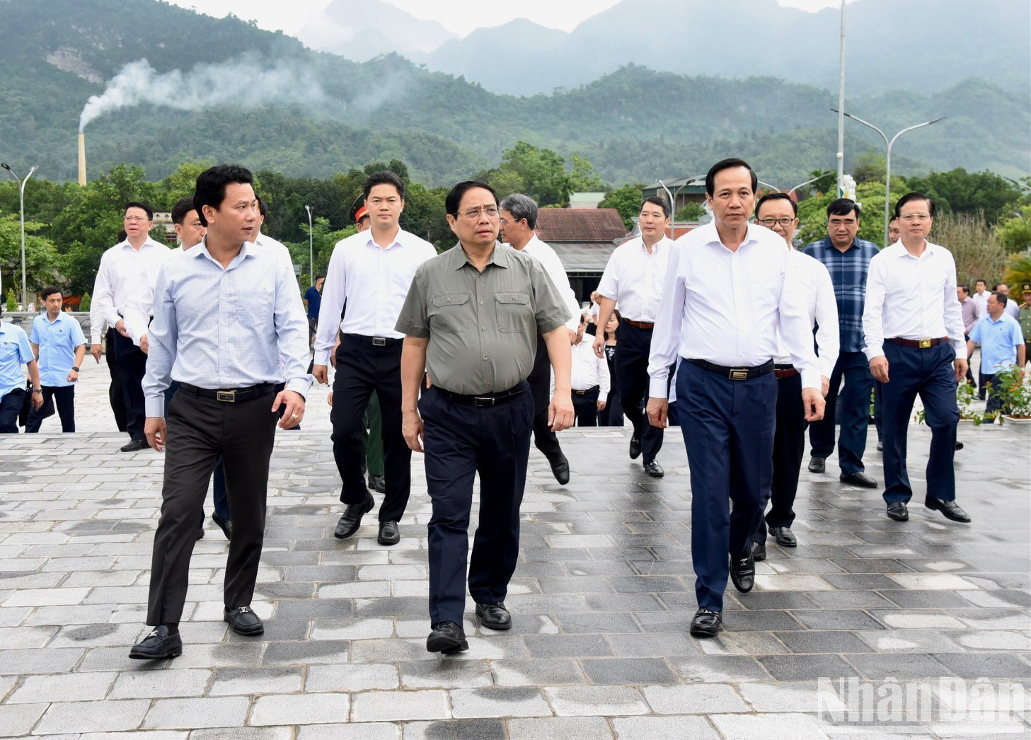 La delegación del primer ministro llega al Cementerio Nacional de Mártires de Guerra de Vi Xuyen.