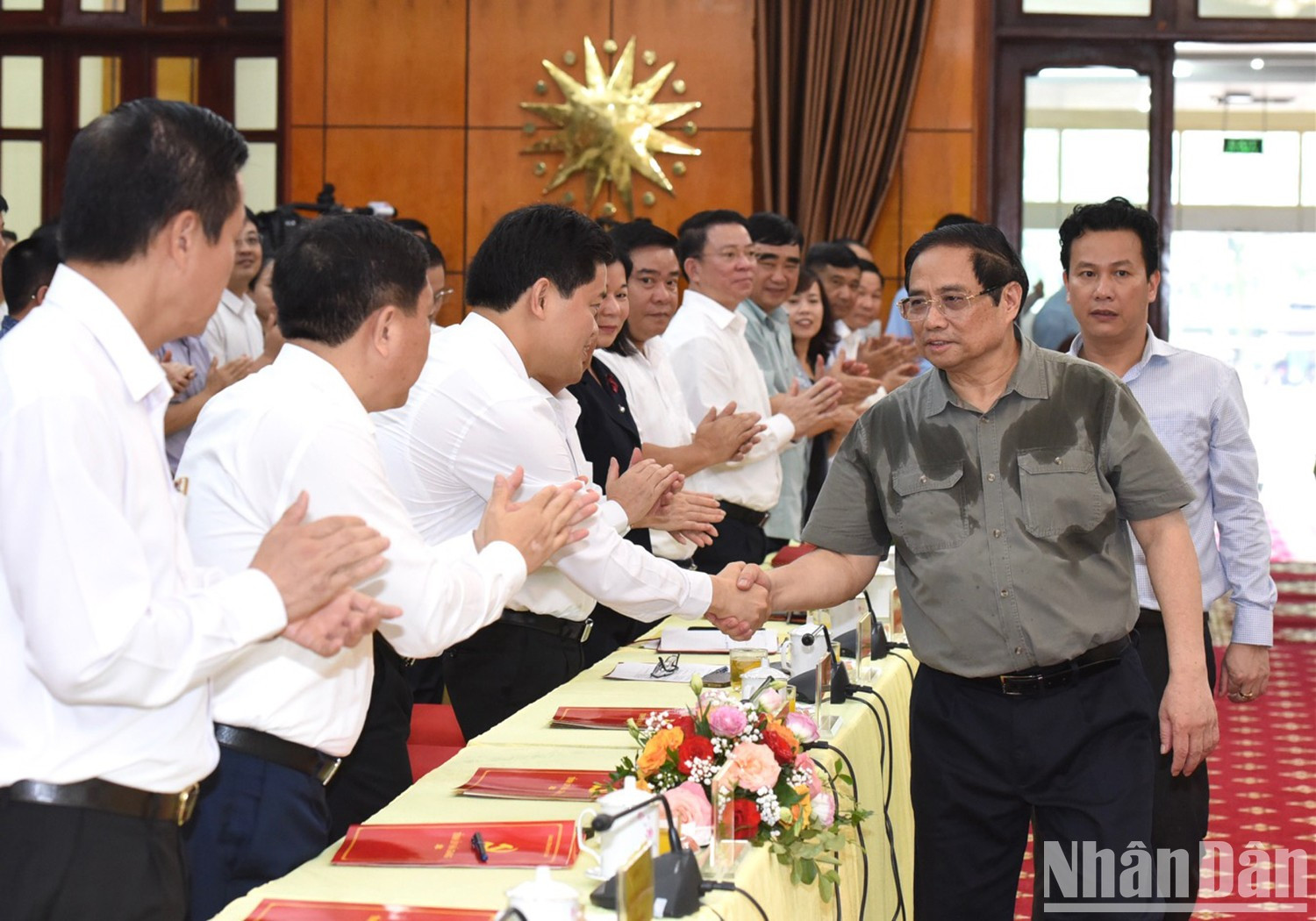 El jefe de Gobierno y dirigentes de Ha Giang.