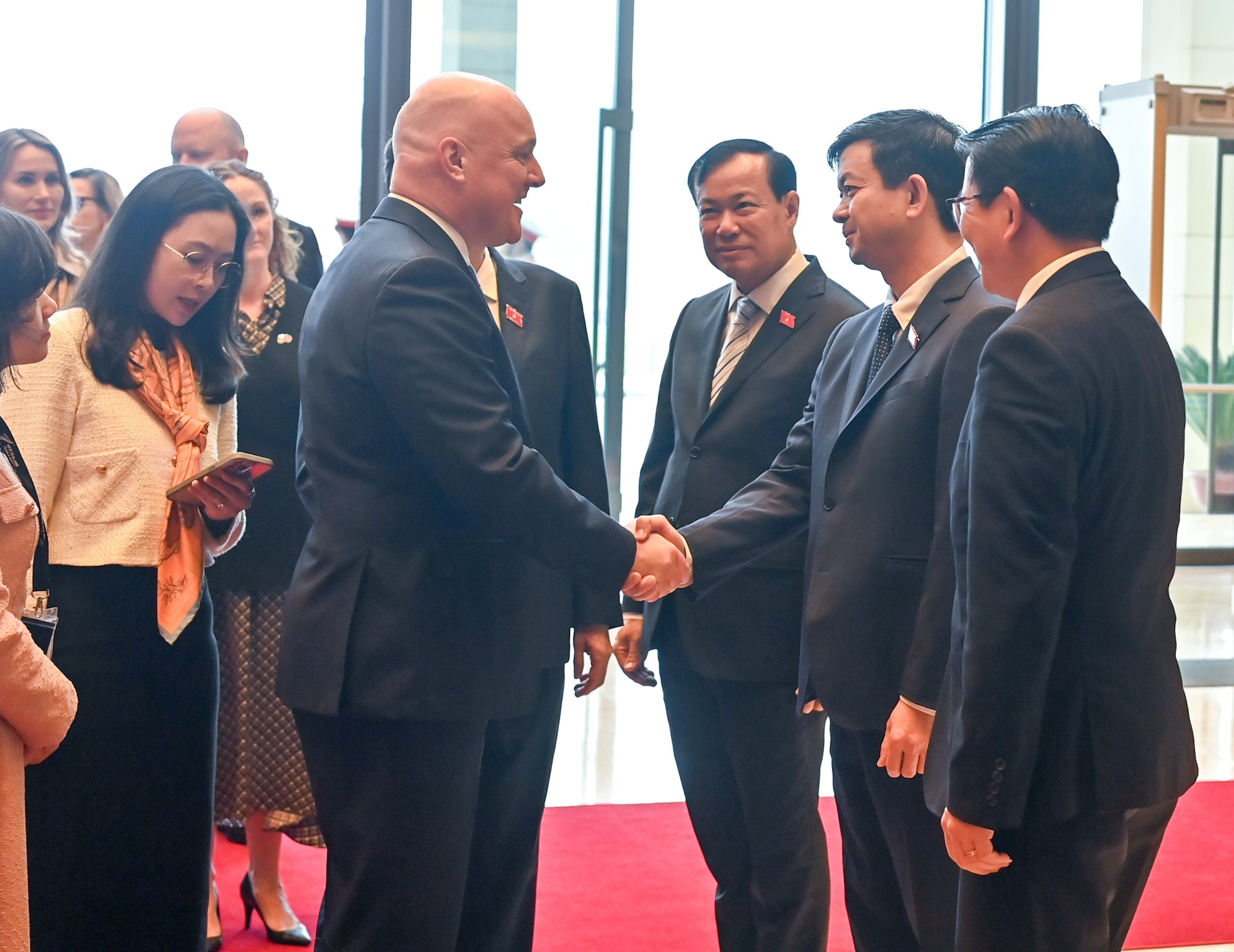 Thanh Man presenta al visitante a los representantes de Vietnam en la reunión. Thanh Man presenta al visitante a los representantes de Vietnam en la reunión.