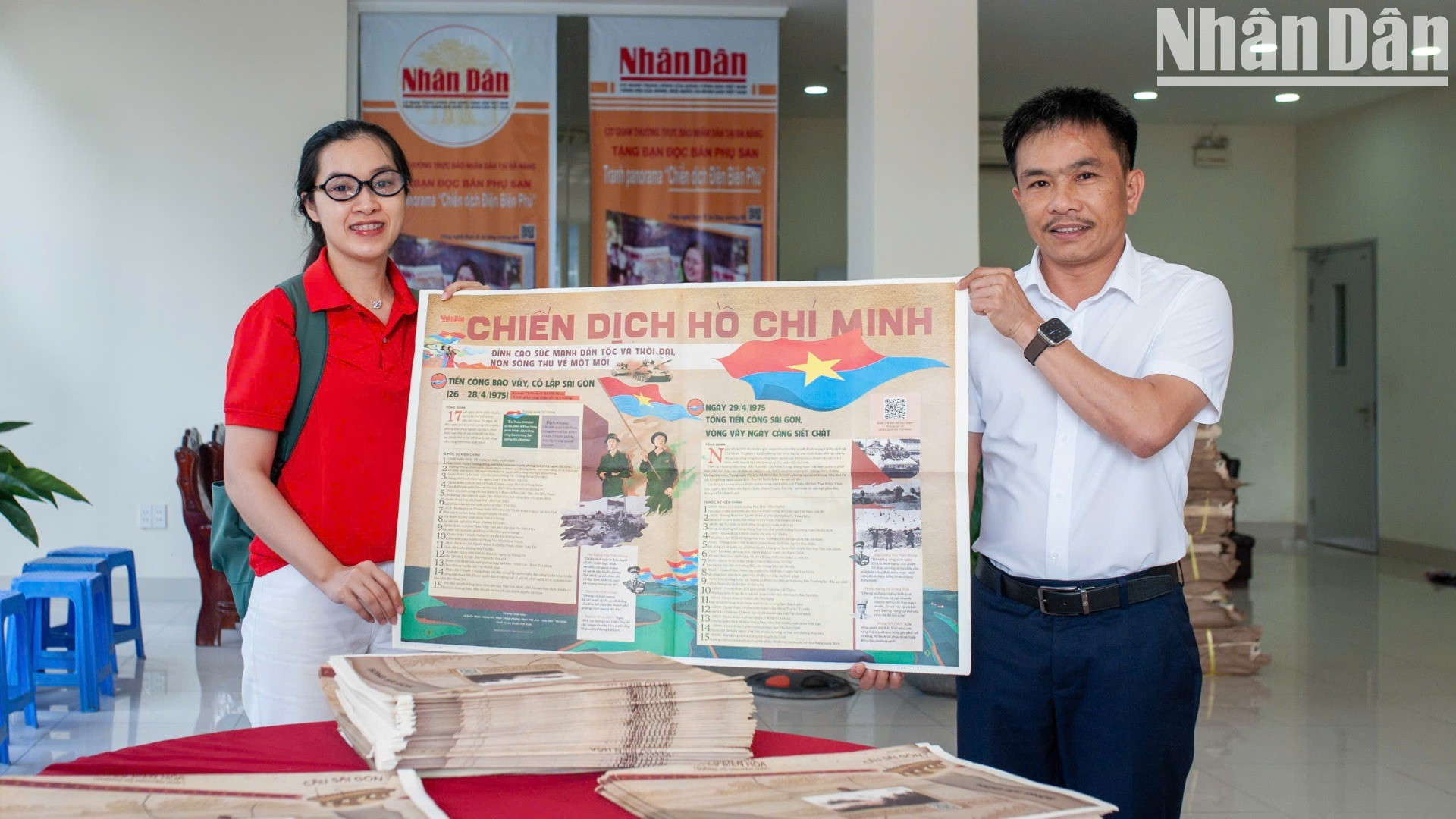 Un directivo de la corresponsalía del periódico Nhan Dan en la región central y la Altiplanicie Occidental entrega el suplemento a un lector. Un directivo de la corresponsalía del periódico Nhan Dan en la región central y la Altiplanicie Occidental entrega el suplemento a un lector.