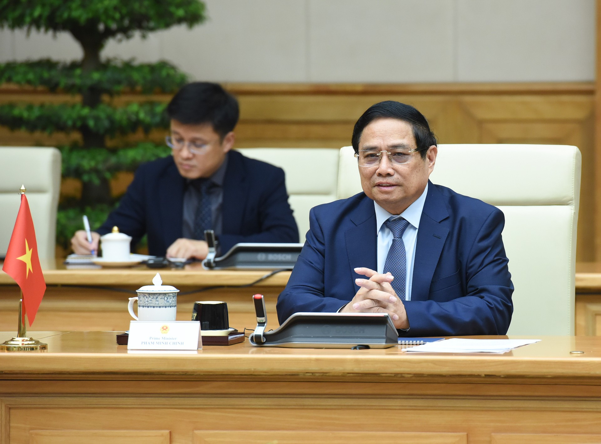 El primer ministro Pham Minh Chinh habla en la reunión. El primer ministro Pham Minh Chinh habla en la reunión.