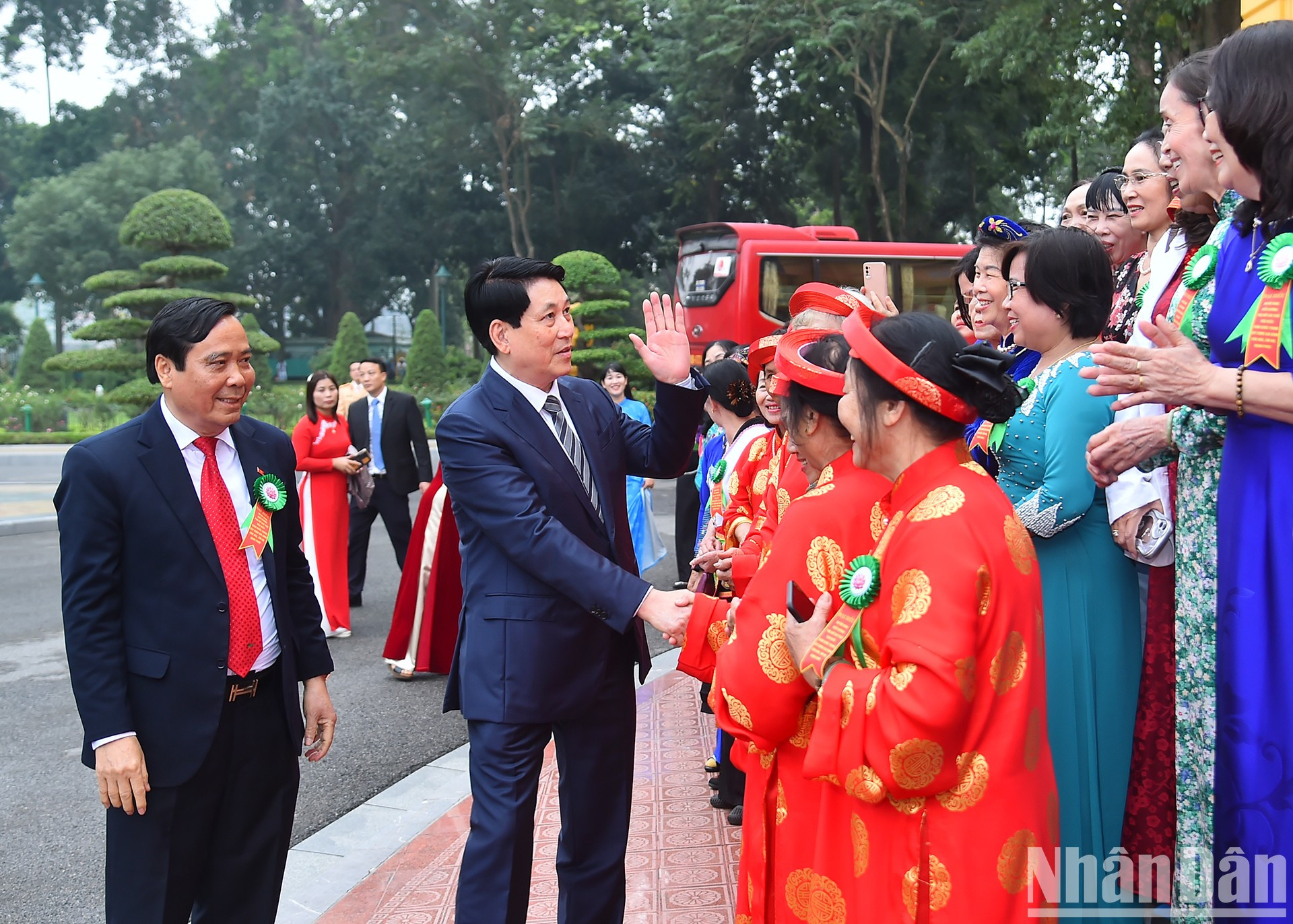 El presidente Luong Cuong y las delegadas. El presidente Luong Cuong y las delegadas.