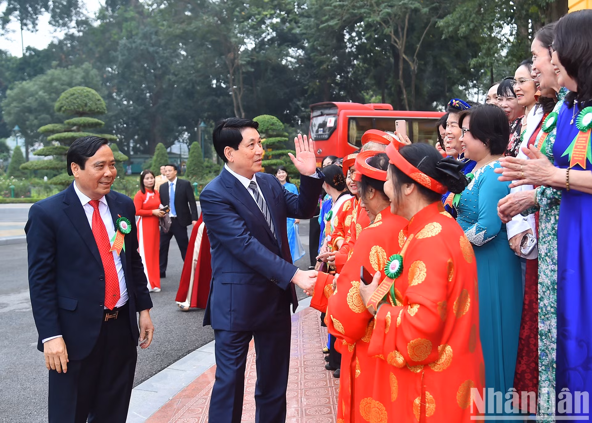 El presidente Luong Cuong y las delegadas.