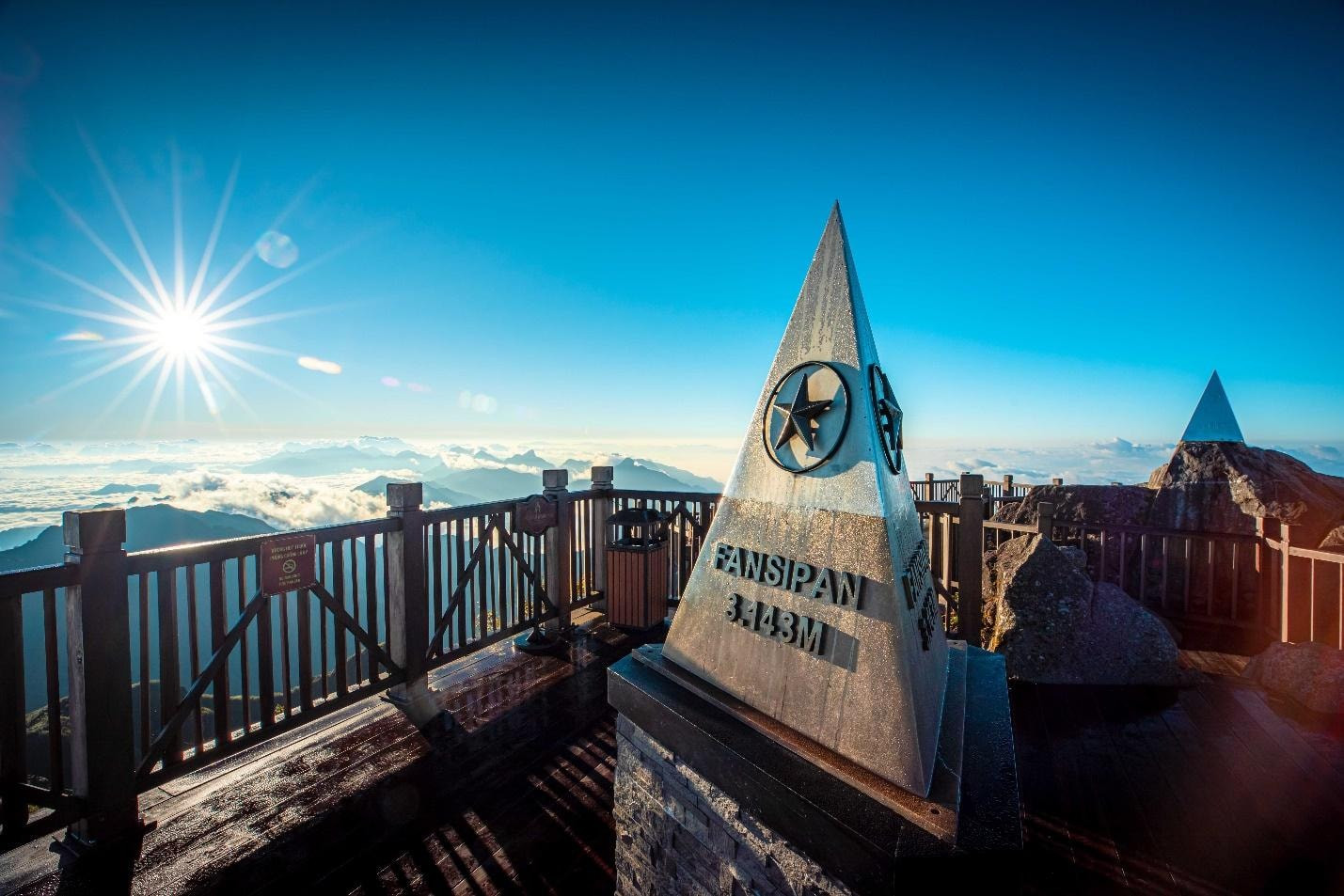 Los turistas también pueden «cazar» nubes, conquistar el marcador del Fansipan, a tres mil 143 metros de altura, o asistir al acto de izado de bandera en el techo de Indochina. Los turistas también pueden «cazar» nubes, conquistar el marcador del Fansipan, a tres mil 143 metros de altura, o asistir al acto de izado de bandera en el techo de Indochina.