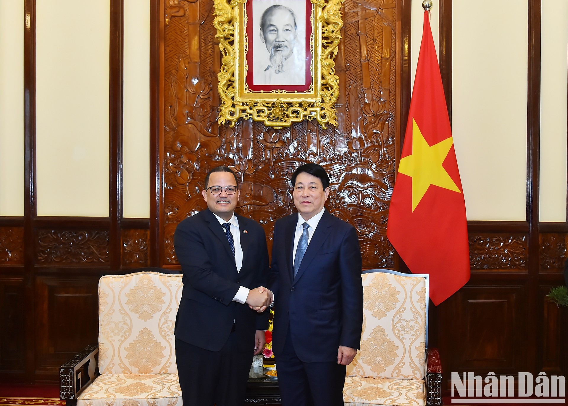 El dirigente y el jefe de la misión diplomática dominicana. El dirigente y el jefe de la misión diplomática dominicana.