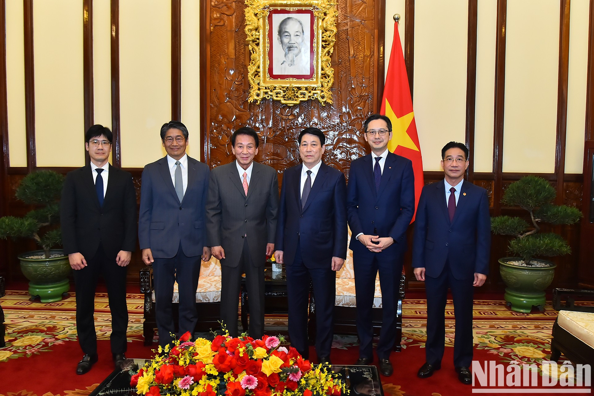 El presidente Luong Cuong y el visitante japonés posan junto a otros participantes en la cita. El presidente Luong Cuong y el visitante japonés posan junto a otros participantes en la cita.
