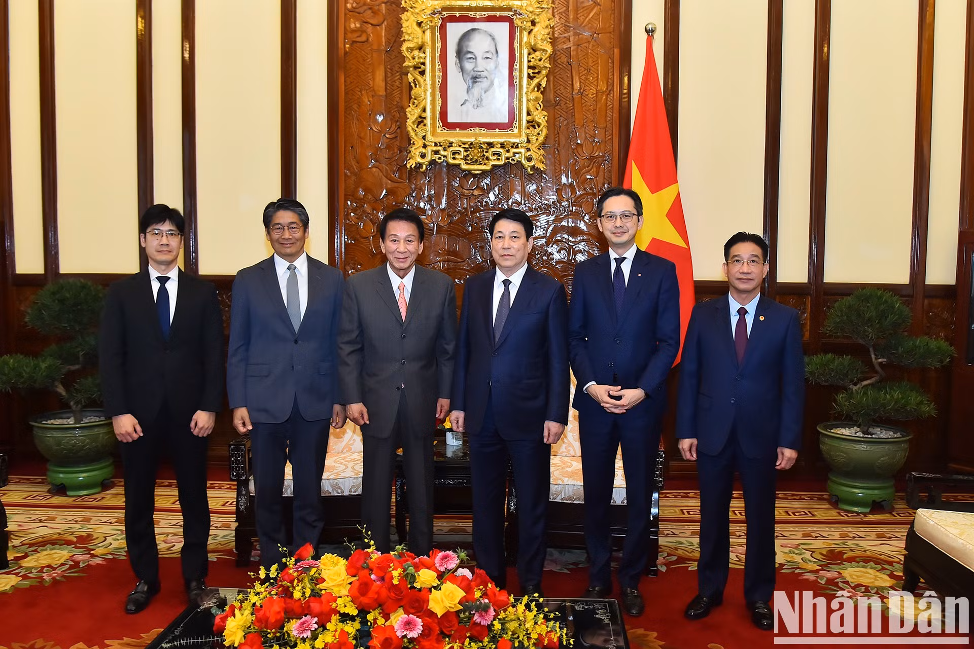 El presidente Luong Cuong y el visitante japonés posan junto a otros participantes en la cita.
