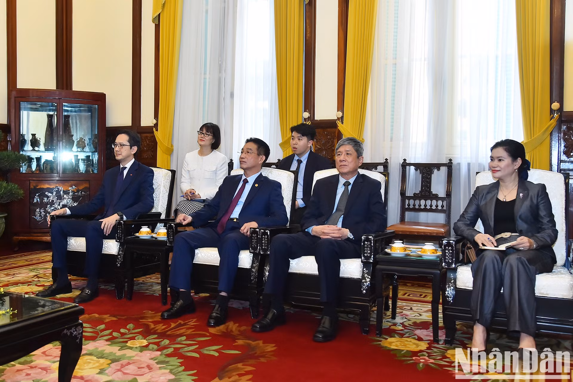 Funcionarios vietnamitas a la cita.