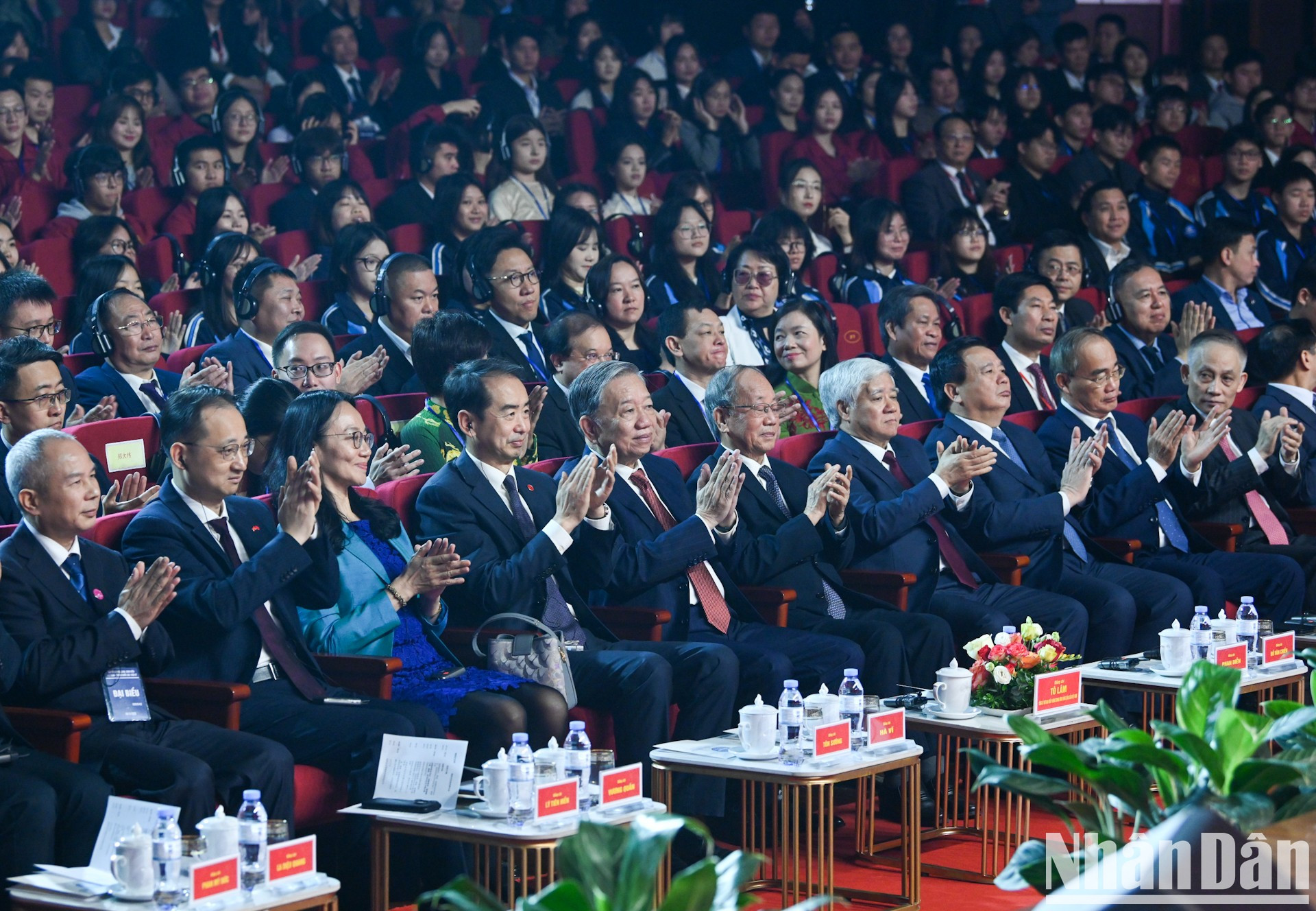 El líder del PCV, junto al embajador de China en el país, He Wei, y dirigentes del Partido y del Estado vietnamitas. El líder del PCV, junto al embajador de China en el país, He Wei, y dirigentes del Partido y del Estado vietnamitas.