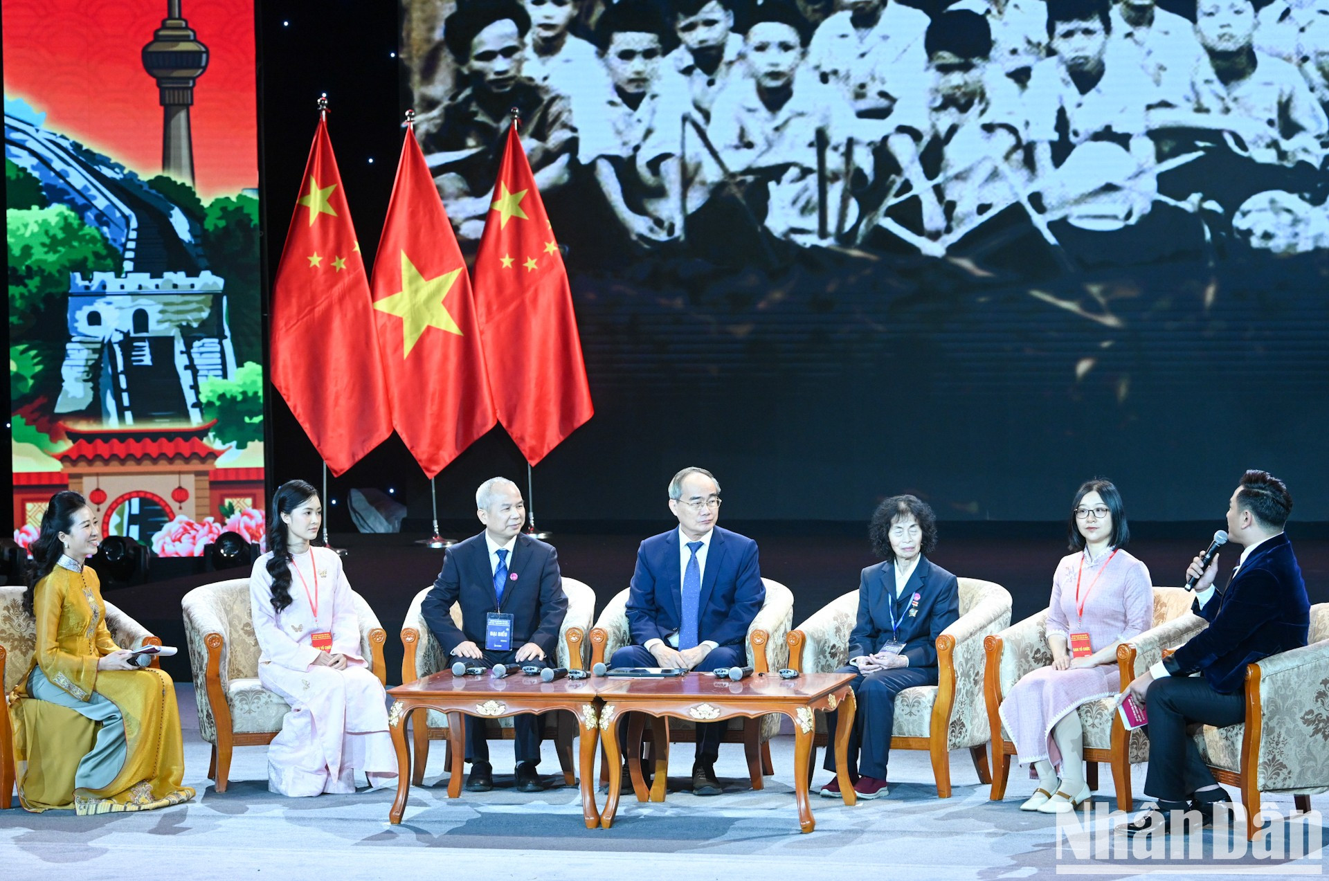 Sesión de charla con invitados al encuentro. Sesión de charla con invitados al encuentro.