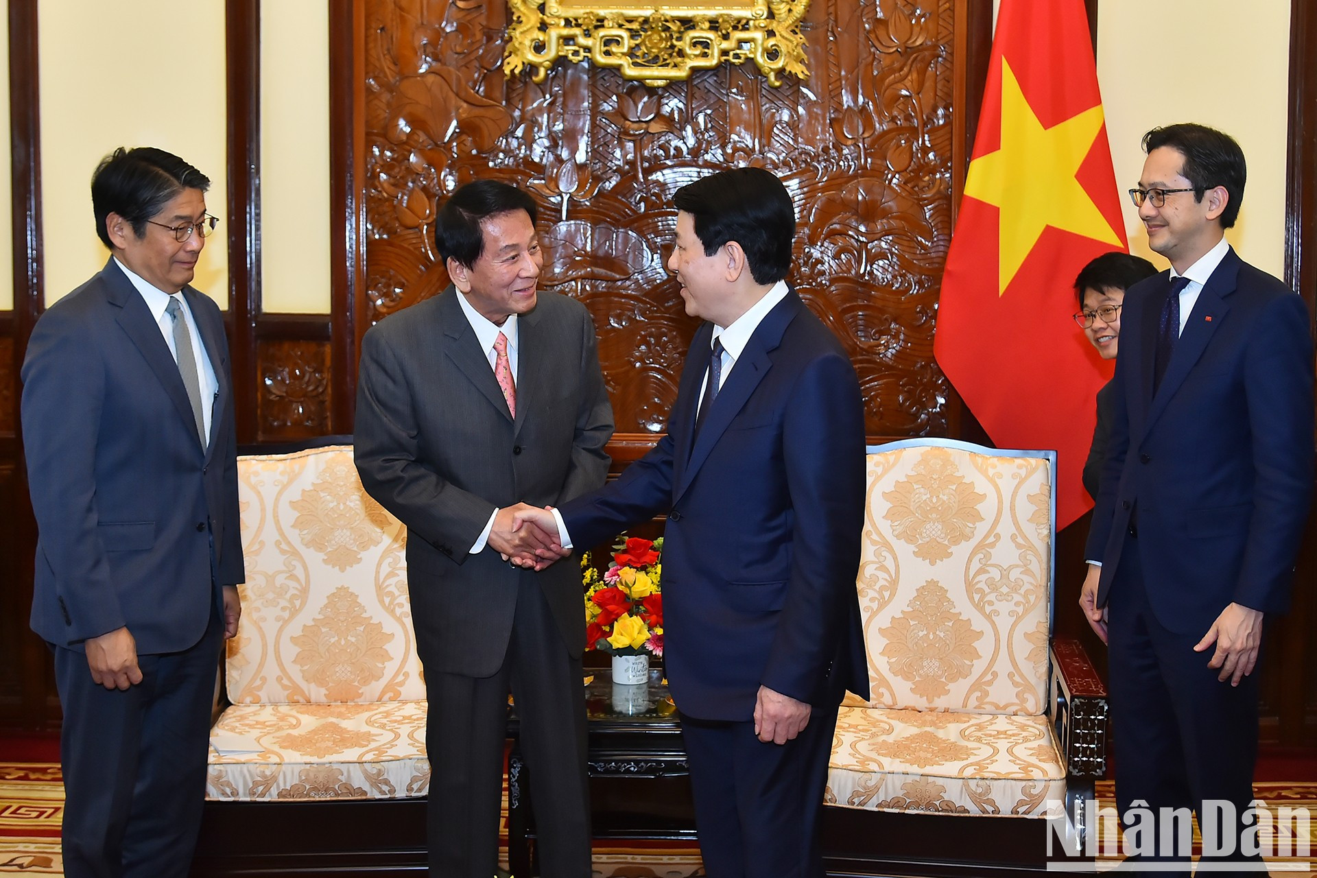 El jefe de Estado recibe al músico nipón. El jefe de Estado recibe al músico nipón.