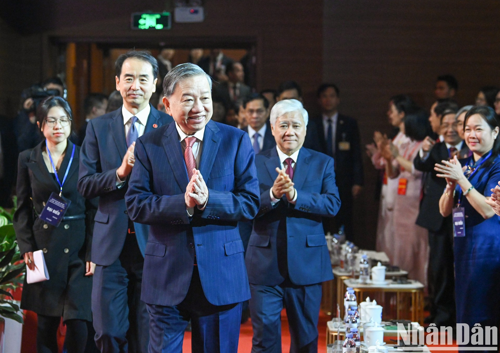 El secretario general del PCV, To Lam, llega a la sala del evento. El secretario general del PCV, To Lam, llega a la sala del evento.