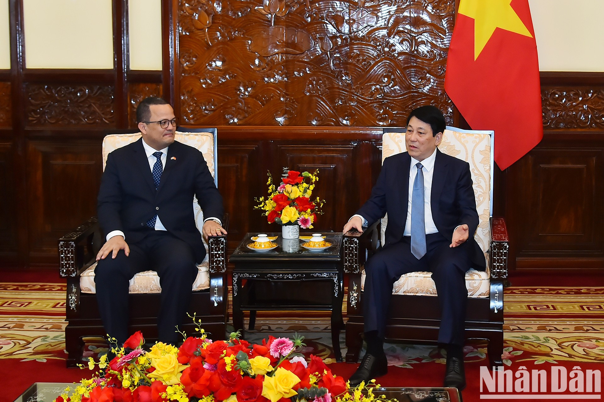 Escena de la reunión. Escena de la reunión.