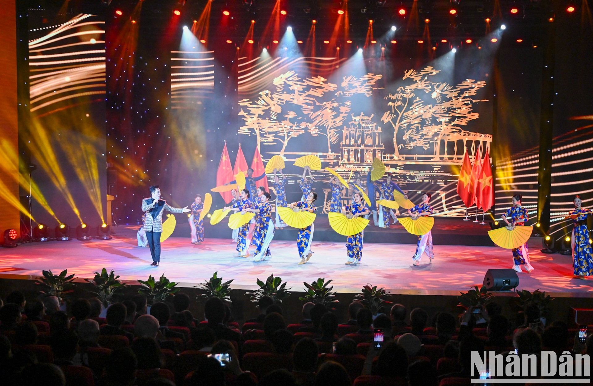 Una actuación artística a inicios del programa. Una actuación artística a inicios del programa.