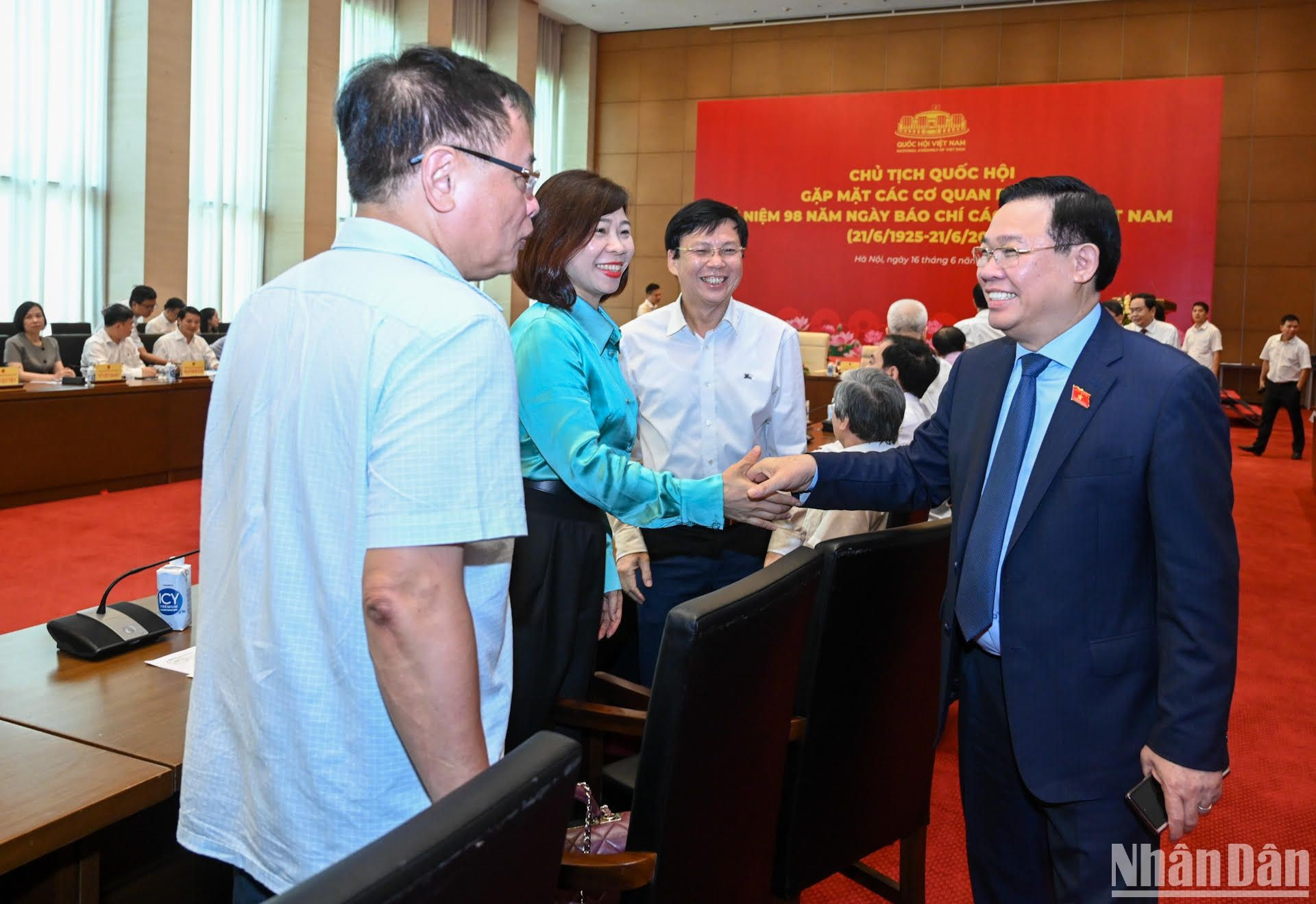 El presidente de la Asamblea Nacional, Vuong Dinh Hue, saluda a delegados.