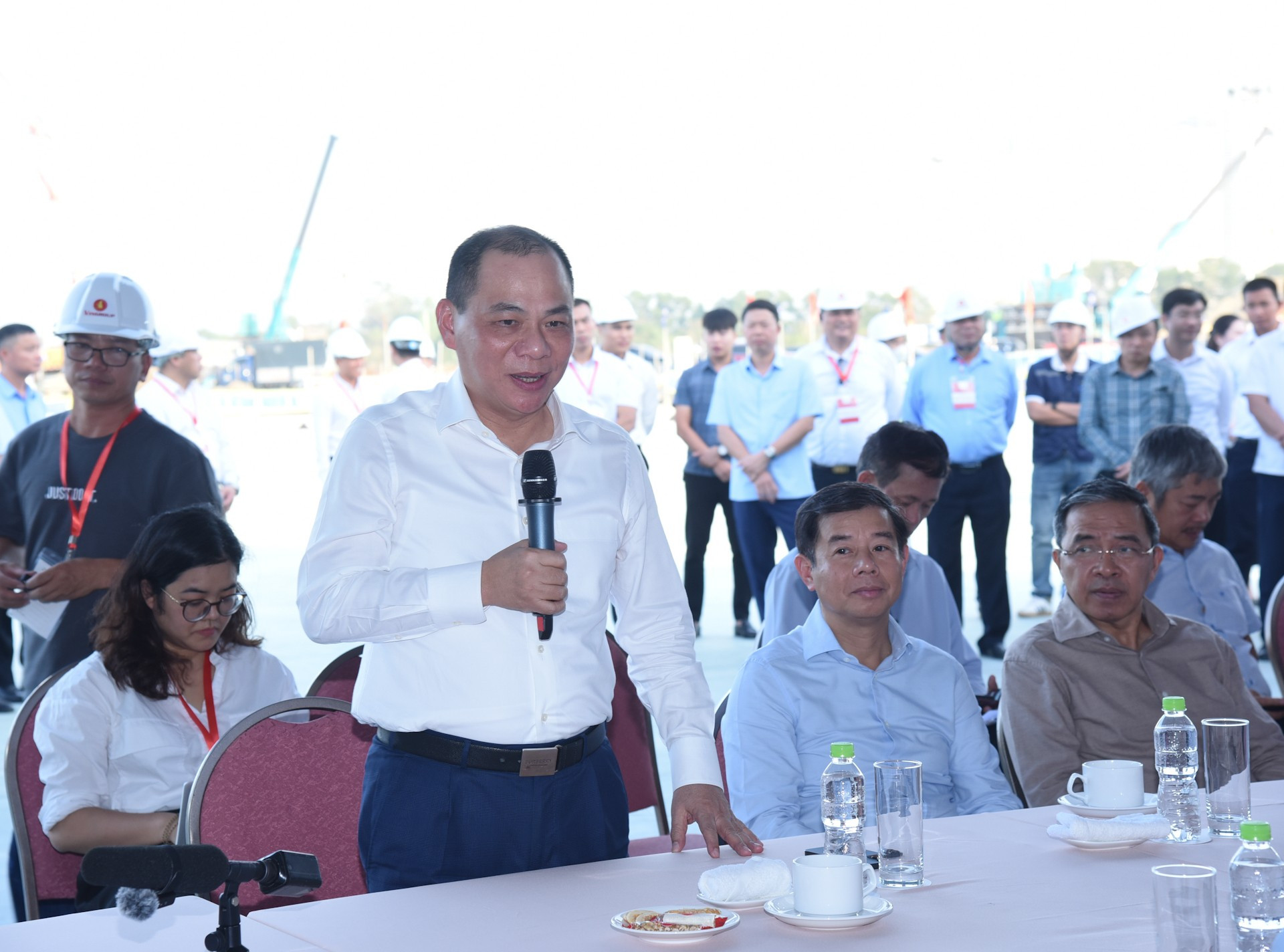 Un ejecutivo del conglomerado Vingroup, inversor del proyecto, habla en el encuentro.