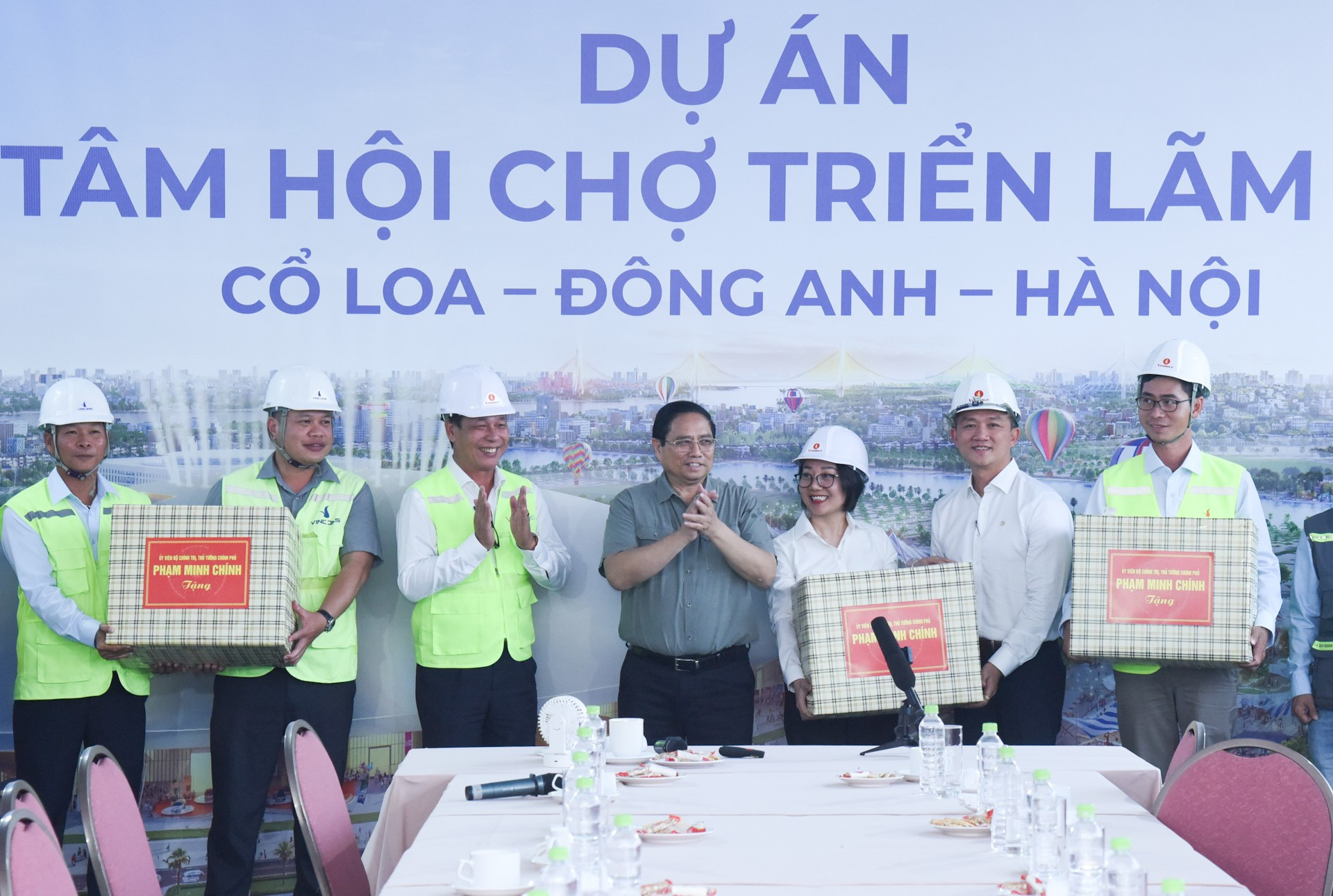 El primer ministro Pham Minh Chinh otorga regalos de ánimo a ejecutores del proyecto.