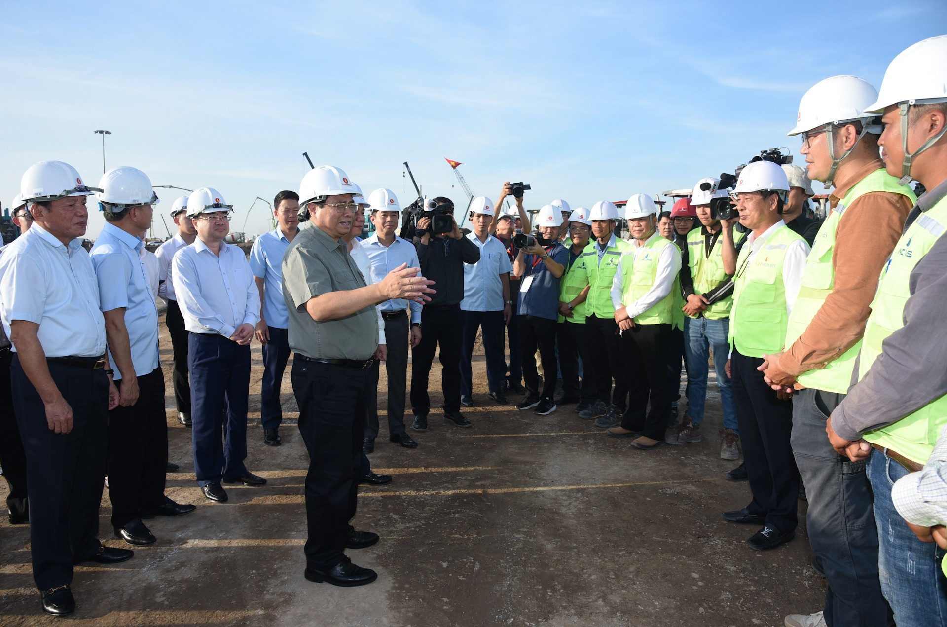 El premier charla con funcionarios y obreros en el área.